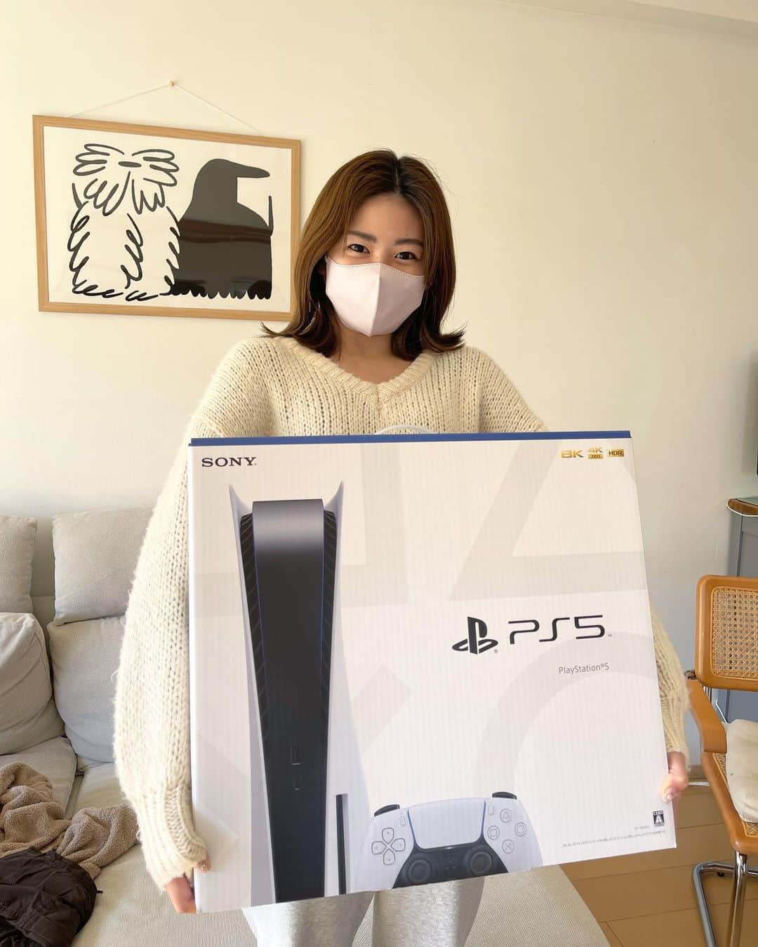 Zyonのインスタグラム：「遅めのクリスマスプレゼント🎁 なんとなく家電屋さんみてて Boseのサングラス買おうと思ったら PS5が最後の一点でまなに買ってもらった！！！ CoDやるぞ🎮」