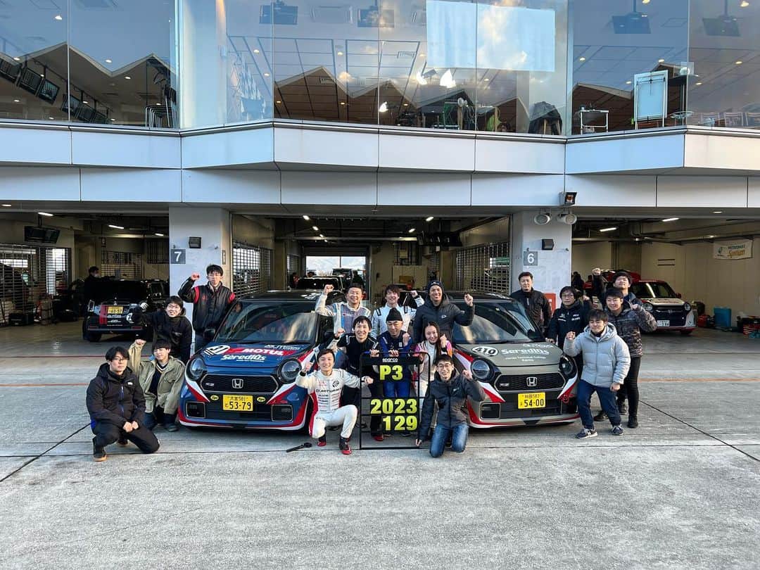 中山友貴のインスタグラム：「. 私自身初めて K4GPに参加してきました。 軽自動車のみで行われる7時間耐久レース。 印象としてはけっこうゆるい感じで、和気藹々とした雰囲気のレースでした。 極寒の富士スピードウェイでしたが太陽が出てればなんとか耐えれたかなという 2台での参戦でしたが 大きく異なる作戦で挑み1台は見事表彰台👏 もう一台も燃費と格闘してしっかり完走できました。 耐久レースはチェッカーを受けた時の達成感や感動がありみんなで喜びを分かち合えるのが最高です。 ホンダ学園の学生達の力もお借りしましたが とても責任感ある生徒ばかりで非常に素晴らしいチームワークで戦えました！ とても楽しかったので、また参戦できたらいいな😊☺️ #K4GP」