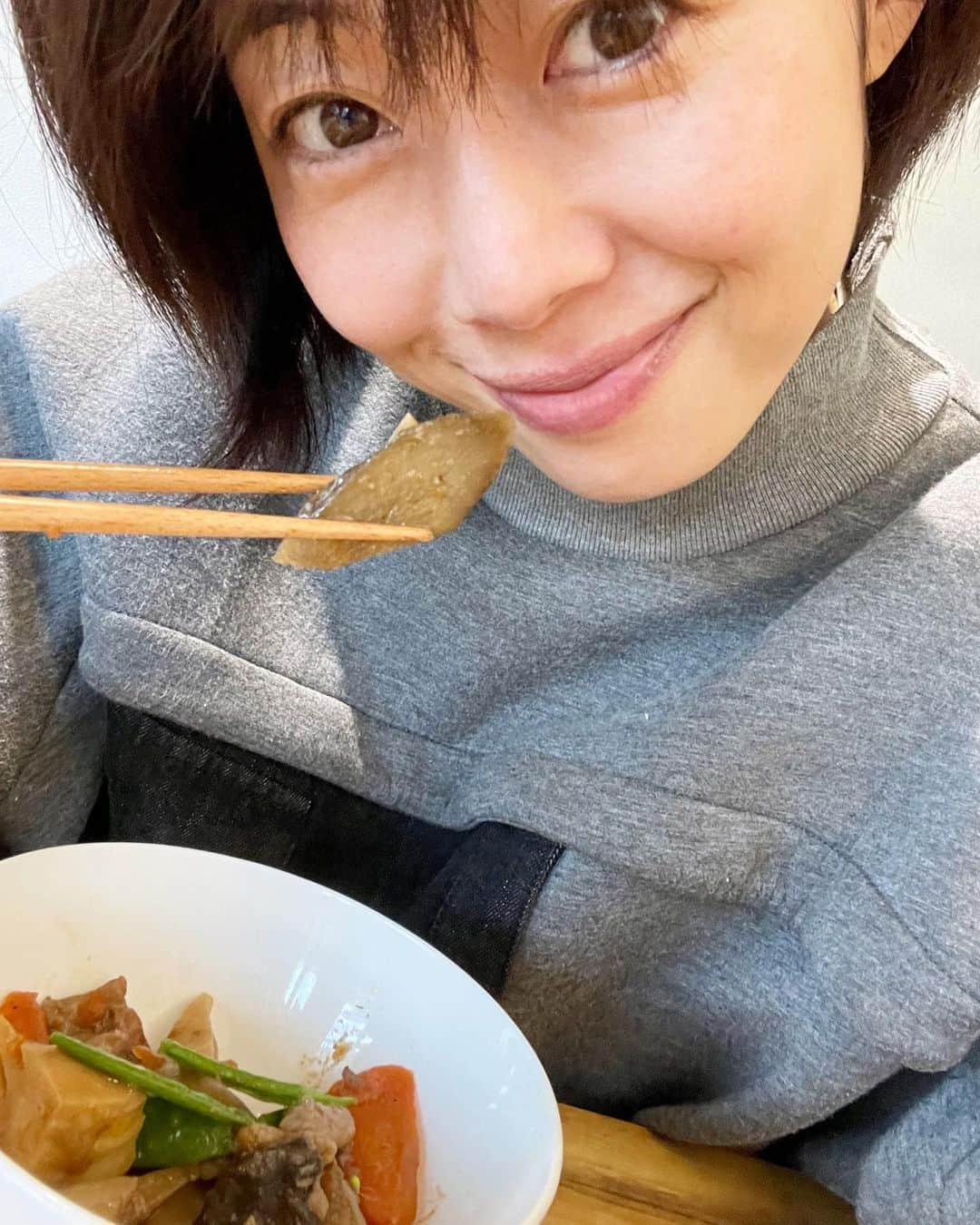 井上和香さんのインスタグラム写真 - (井上和香Instagram)「. 日曜日 お腹空いてなくてご飯を食べなかったら、変な時間にお腹がすく。 こうなると冷蔵庫にある物をつまむ 今回は筑前煮があって良かった😘  コーヒー飲みながら子供の習い事のお付き合い おつかれ、私✨  #やっぱり美味しい #筑前煮 #もうなくなる」1月30日 13時24分 - inoue_waka