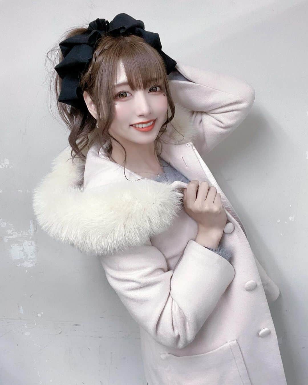 のインスタグラム：「. リリイベ名古屋ありがとう🫧 とっておきの私服🎀お外ver.♡ . コート #WILLSELECTION リボンは…なんか楽天で買った気がする() スヌードもどこで買ったか忘れた(何年も使ってる) . . 古のもの着すぎてて紹介するの向いてない . . #望月みゆ  #みゆちぃ　#miyuchy #バンもん　#banmon #japanesegirl  #japaneseidol #ウィルセレクション #ウィルセレクションコート #ファーコート #スヌード #ポニーテール #みゆちぃクローゼット」
