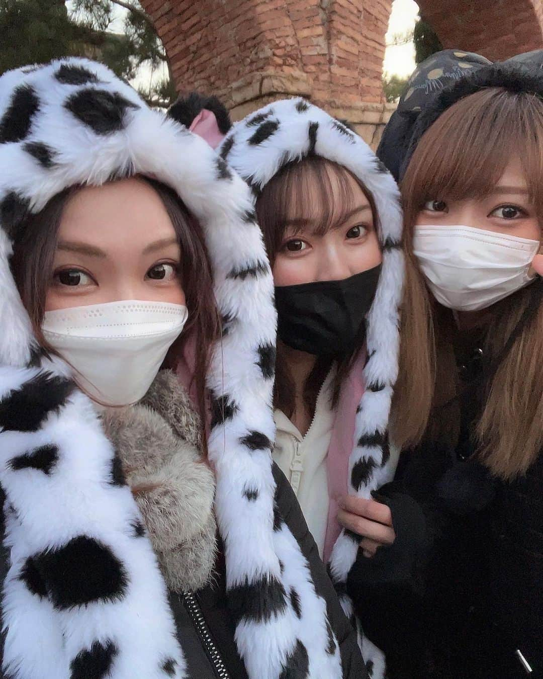 本間成美のインスタグラム：「先日久しぶりに姉妹で ディズニーシーに行ってきました🐭❤️❤️  空いててソアリン2回も乗れた🥰  ふたりともタワテラが怖いみたいで乗ってくれなかったから1人で乗ったよ😑😑😑  次はランドに行って美女と野獣乗りたいなー✨  #ディズニーシー　#お正月」