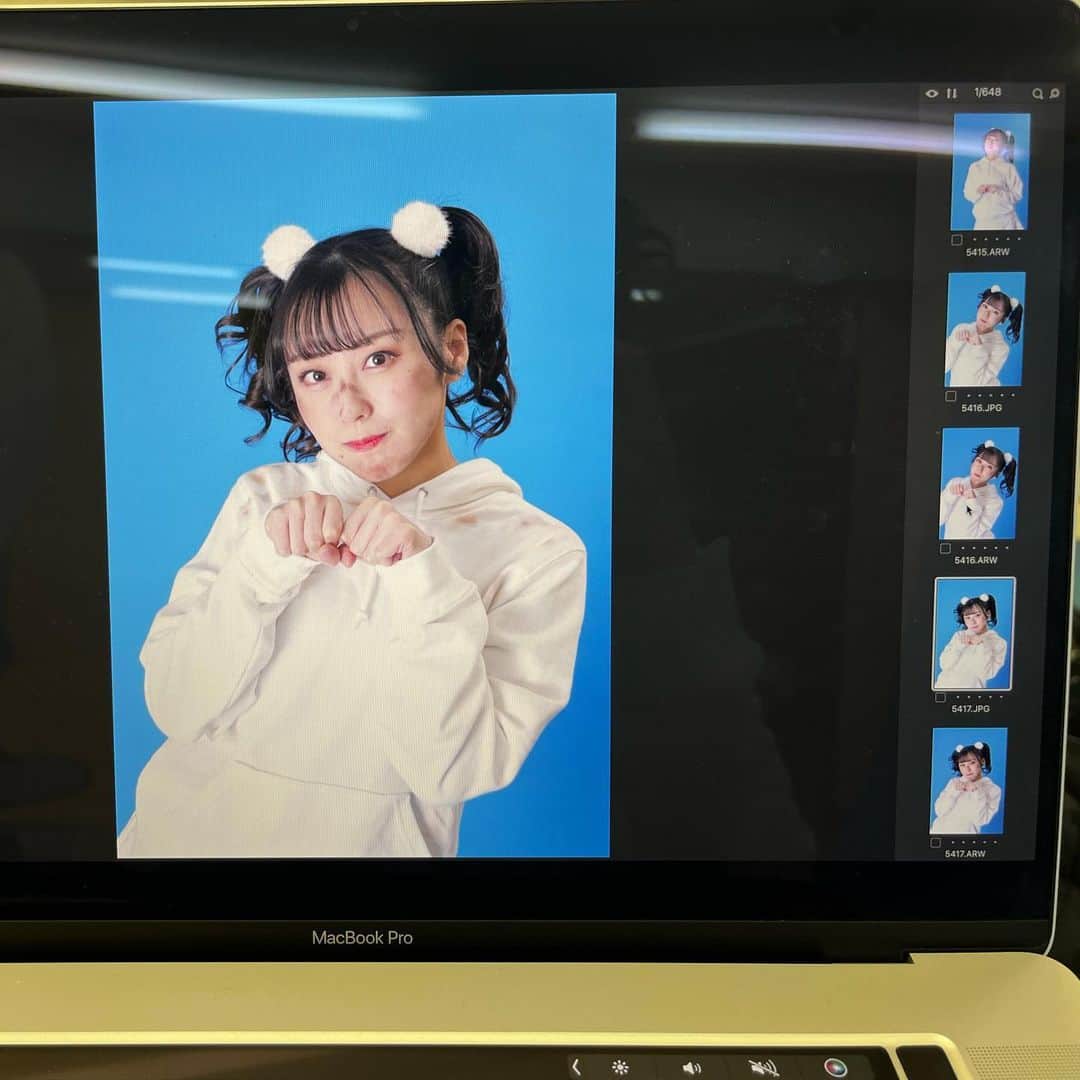 のインスタグラム：「みんな久しぶり！舞台稽古頑張ってるよ！！ キービジュアル撮影してきた🐧❤️  この写真がざわゆー初舞台dogsの舞台来場特典として写真やパンフレットでもらえるからみんな来てね♡  詳しくはプロフィールのURLから公式HPを見てね！！  投稿にいいね♡して応援してほしいな🫶  いつも素敵なコメントありがとう😊  #dogs2023  #入澤優 #ざわゆー #初舞台 #女優 #博士課程 #犬 #マルチーズ #ワンちゃん #コスプレ #コス」