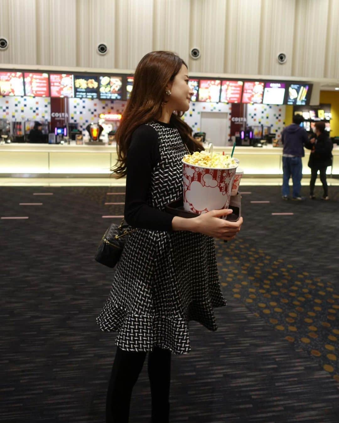 miiのインスタグラム：「映画館てわくわくするよね💕  どんどん着られる洋服が減っていく..😵‍💫 毎日かわいいマタニティウエア探ししてる🤰👀  #妊婦コーデ #マタニティコーデ」