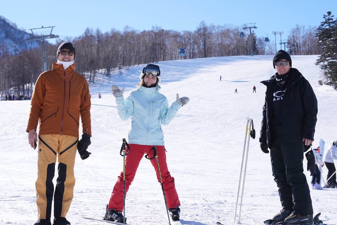 伊藤みきさんのインスタグラム写真 - (伊藤みきInstagram)「1月29日（日）は、『道新スポーツフェスティバル』で、斎藤佑樹さんと共に、スキーの楽しさを伝える『アスリートプロフェッサー』として、子ども達にスキーを教えました。  午前中参加の親子は『一人で止まれるようになる』 午後参加の親子は『モーグルのような小回りが出来るようになる』 という目標を持ち、一緒に楽しみました！ 無事、参加者全員が目標をクリア！😭👏 斎藤佑樹さん、普段はスノーボードをされるとの事でしたが、スキーもお上手でさすがの腕前でした⛷✨  MCとして盛り上げてくださったアナウンサーの田中大貴さん、ありがとうございました🎤  お天気にも恵まれ、素晴らしい一日となりました。  ありがとうございました🌸  @yuki____saito  @daiki.tanaka_1980  #北海道スポーツフェスティバル #テイネオリンピア  #strafeouterwear  #k2skis #k2boots @strafe_jp  @k2.skis」1月30日 14時37分 - itomikiitos