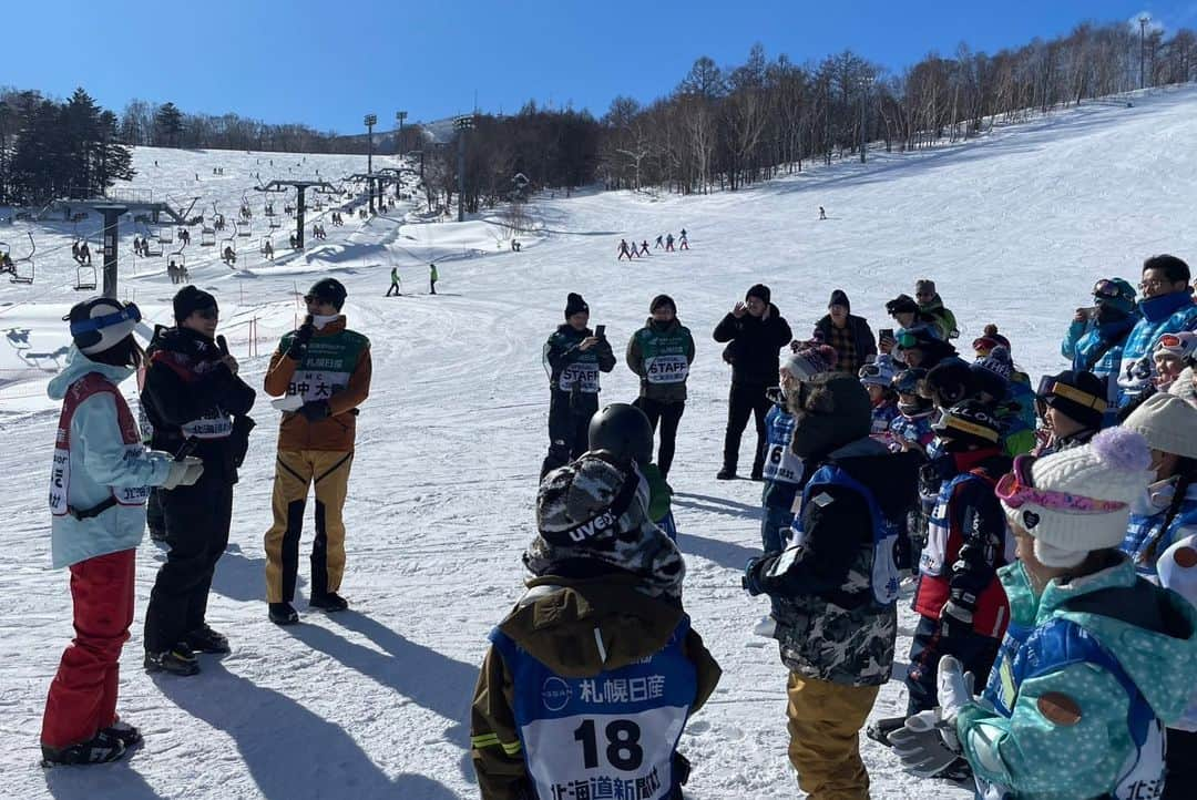 伊藤みきさんのインスタグラム写真 - (伊藤みきInstagram)「1月29日（日）は、『道新スポーツフェスティバル』で、斎藤佑樹さんと共に、スキーの楽しさを伝える『アスリートプロフェッサー』として、子ども達にスキーを教えました。  午前中参加の親子は『一人で止まれるようになる』 午後参加の親子は『モーグルのような小回りが出来るようになる』 という目標を持ち、一緒に楽しみました！ 無事、参加者全員が目標をクリア！😭👏 斎藤佑樹さん、普段はスノーボードをされるとの事でしたが、スキーもお上手でさすがの腕前でした⛷✨  MCとして盛り上げてくださったアナウンサーの田中大貴さん、ありがとうございました🎤  お天気にも恵まれ、素晴らしい一日となりました。  ありがとうございました🌸  @yuki____saito  @daiki.tanaka_1980  #北海道スポーツフェスティバル #テイネオリンピア  #strafeouterwear  #k2skis #k2boots @strafe_jp  @k2.skis」1月30日 14時37分 - itomikiitos