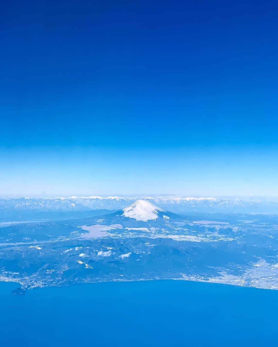 megumiさんのインスタグラム写真 - (megumiInstagram)「羽田→那覇  富士山見たくて必ず右側の窓側の席取るし、つい撮ってしまう☺️  澄み切った青い空に雪をかぶった富士山。後ろの山々も雪化粧。 　 綺麗でした✨ 　  #jal #japanairlines #富士山 #富士山上空 #mtfuji #mtfujijapan     #megumi_aimy_fit_movie #megumi_aimy_fit_photo #naturephotography #tokyophotography #iphonephotography #iphoneography #fujifilm #fujifilmxseries #fujifilmxe4 #instagramjapan #ig_today #tokyocameraclub #instagramhub #team_jp_  #カメラ女子  #lovers_nippon #ファインダー越しの私の世界」1月30日 14時44分 - megumi_aimy_fit