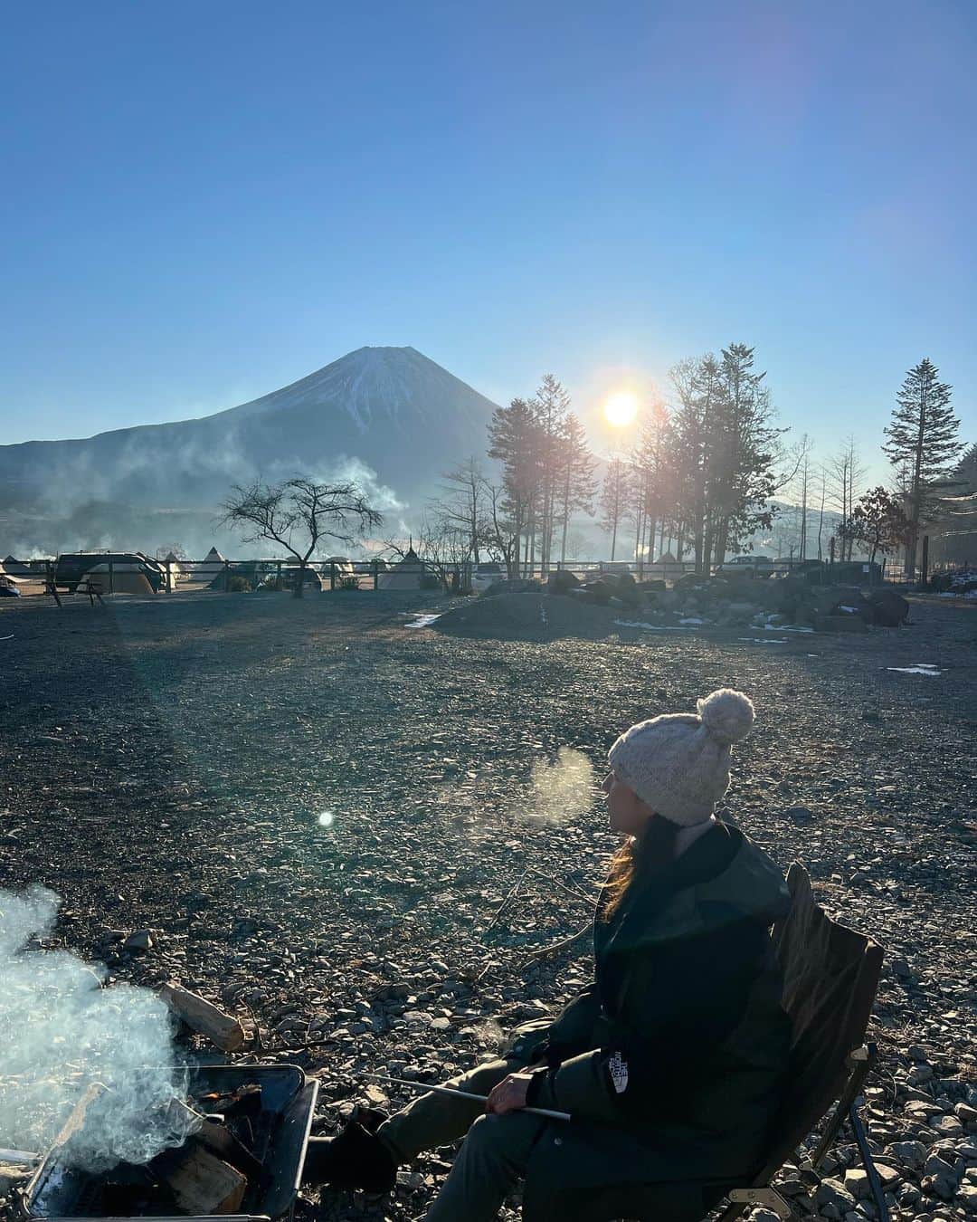 川島令美のインスタグラム：「週末は初冬キャンプでした。 冬のテント泊には不安ありなので、寝泊まりのみキャビンで。 外に置いてあったペットボトルの中の水が朝方みたら凍っていたりと、外は極寒でしたが、そんな体験もまたたのしかった！ 冬は日の出が遅いのでゆっくりめの起床で眺めることができ、星空もとてもキレイでした。 #キャンプ #冬キャンプ #ファミキャン」