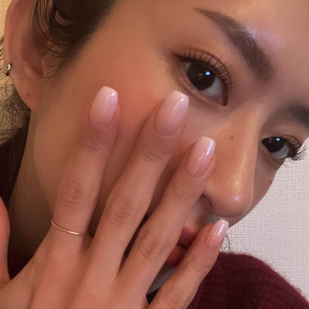 のインスタグラム：「. . 新しいネイルは白のグラデ🤍 5回ぐらい重ねてて大変そうだったけど、めっちゃ丁寧にしてくれて綺麗なネイルに仕上げて頂きました😚🫶 髪よーし！ まつ毛よーし！ ネイルよーし！ . #撮影だからね #駆け込みました #ネイル #白グラデネイル #シンプルネイル」