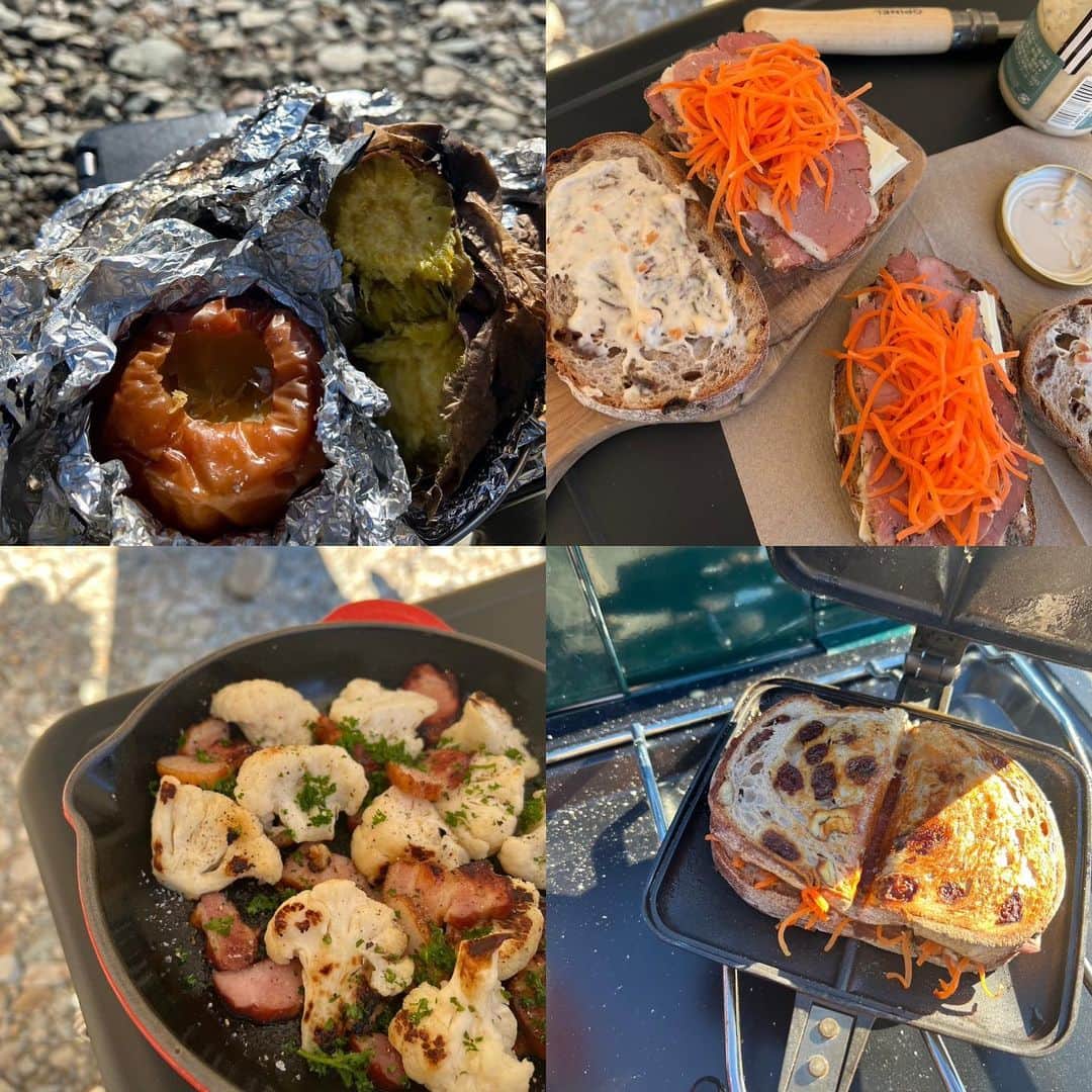 川島令美のインスタグラム：「そしてキャンプめし。 夜は塩豚のポトフと、鹿肉ソテー＋ガーリックライス。お酒のつまみにチーズや美味しい缶詰。 朝は定番のホットサンドに、カリフラワーとベーコンのソテー。 午後のおやつ用の焼き芋と焼きリンゴ。 #キャンプ #冬キャンプ #キャンプめし」