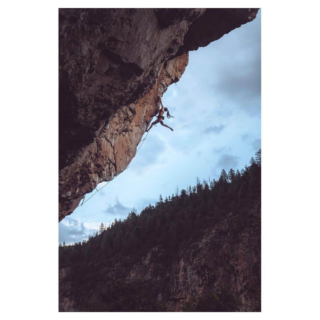 マーゴ・ヘイズのインスタグラム：「can we call it quits on this 4 degree weather so we can all just get back to business as usual? Pls n thank u. ❄️ ♡︎ . pc 1: @honngy ☆ . @thenorthface @petzl_official @thenorthface_climb @lasportivana @frictionlabs @lasportivagram」
