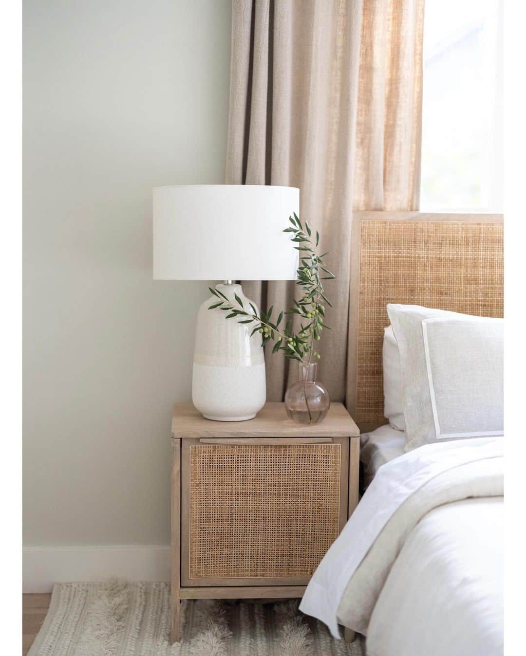 エリン フェザーストンのインスタグラム：「@annieselke is one of my go-to brands for bedding and rugs. This bedroom at @hoopesestategh is decked out in a few of my favorite @annieselke things like their Zhara rug (which you’ve seen at my house before), lush linen stripe bedding, and their natural linen drapes. Perfect for a hospitality project like this or a home with kids and dogs, these pieces have a luxury feel and stand up to high traffic. Photos by @elizabethmessina」