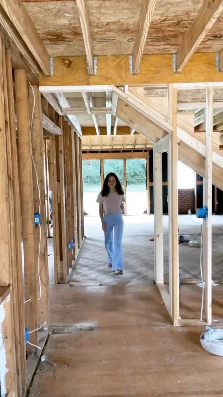 カミーユ・グアティのインスタグラム：「#mondaymotivation I love a good before and after!  I couldn’t be happier with the quality and beauty of these floors! Thank you @lumberjackdirect and @rubiomonocoatusa for making my home feel so special!  Floors: Red Oak 2.25” @lumberjackdirect  Stain:  Natural @rubiomonocoatusa  Design Concept:  @ellmoredesign   #beforeandafter #monday #reels #renovation #homesweethome #hometrends #flooring」