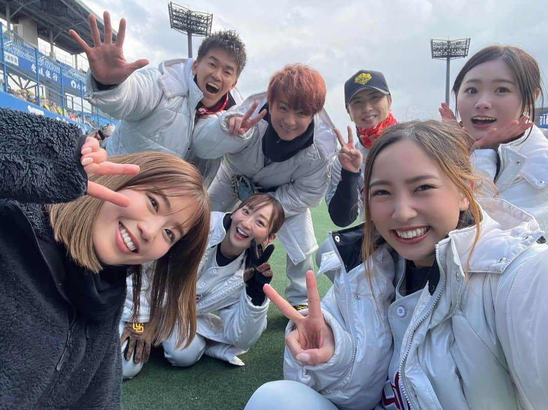 長崎望未のインスタグラム：「. 野球伝来150周年記念イベント⚾️✨  地元である愛媛県🍊 坊ちゃんスタジアムで🏟✨  日本プロ野球名球会VS松竹ロビンス  イベント試合をしてきました😍  尾上松也さんが監督をしてくださって 大好きなメンバーと野球できて  子供の頃見てたプロ野球選手と 試合をさせていただいたりと もうすっごく楽しすぎました🥰✨  記念すべきイベントで こんな経験ができて一生の思い出だ♥️  円陣の写真とかみんなと 団結してる感あってめっちゃ好き😂笑  みなさんありがとうございました🤭⚾️✨  #松竹ロビンス #野球 #チャリティーイベント  #野球イベント」