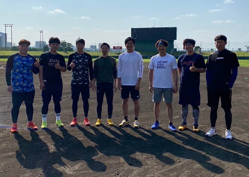 田島慎二のインスタグラム：「沖縄での自主トレ終了！ 大野さんthank youです😁  今日からみんなと合流で 後２日でキャンプイン！！」