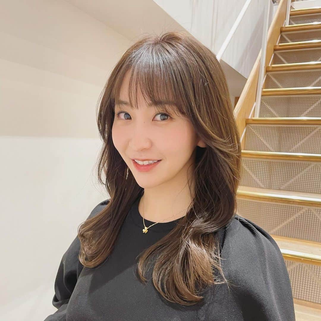 のインスタグラム：「美容室でメンテナンス🧡 (少し前だけど) 姉がいつもお世話になっているユキさん @yuki___waka.violet  にお願いしました☺️✨  とっても丁寧にカウンセリングしてくださって、ギシギシしていた髪の毛もとっても柔らかくなった🥰  よく姉と似てないと言われるけど、 ユキさん曰くカメラを通すと姉を少し感じるそう🤗 似てるかなぁ🌻  #美容室 #ヘアメンテナンス」
