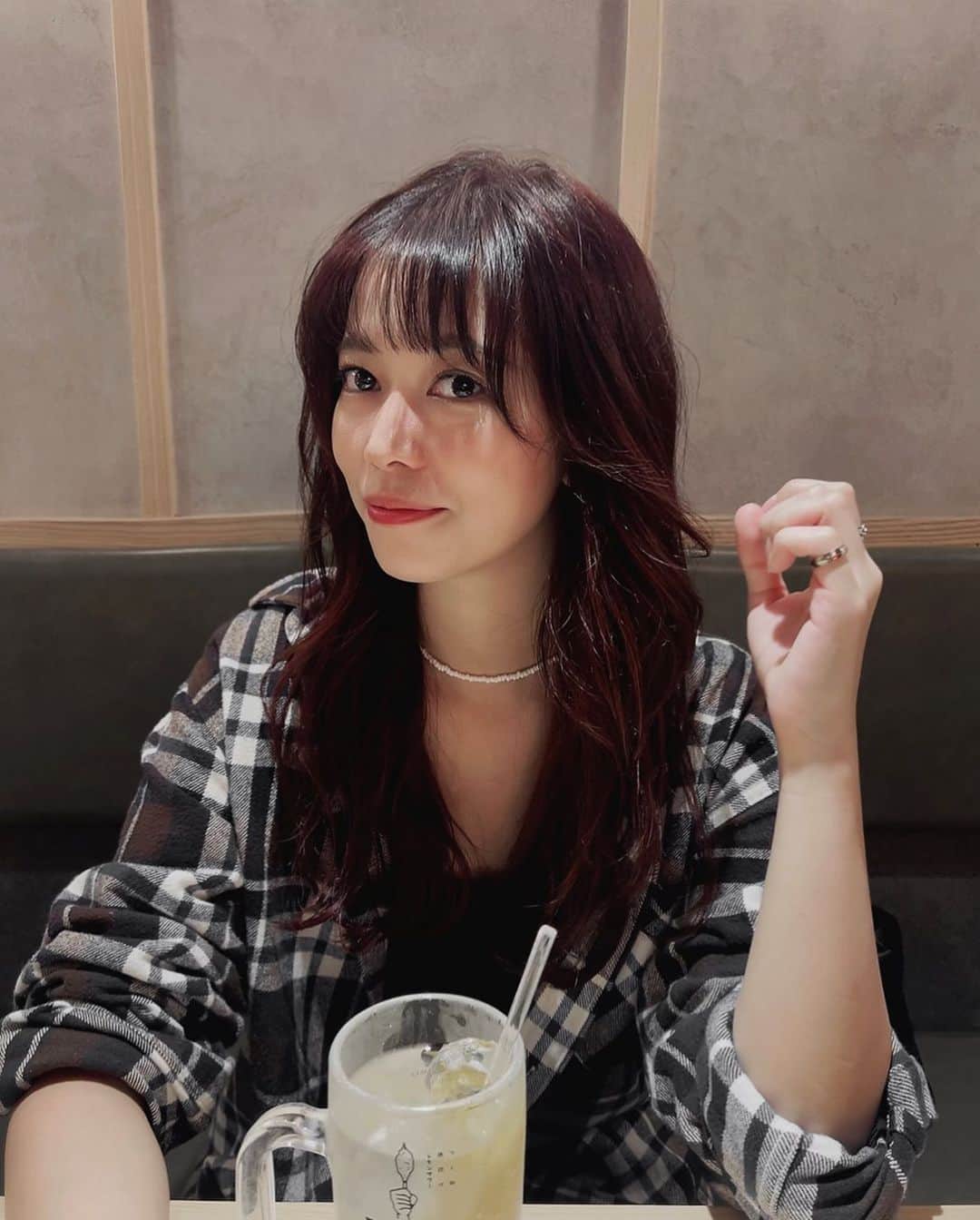松林彩のインスタグラム：「居酒屋🍺📸  ---------❤︎----------. #サロモ #サロンモデル #ロング #ロングヘア #ヘアアレンジ #アッシュカラー  #撮影 #撮影モデル #f4f #hair #hairstyle #haircolor #makeup #coordinate #fashion #instafashion #hair #ootd #girl　#girls #love #follow #me #like4like」