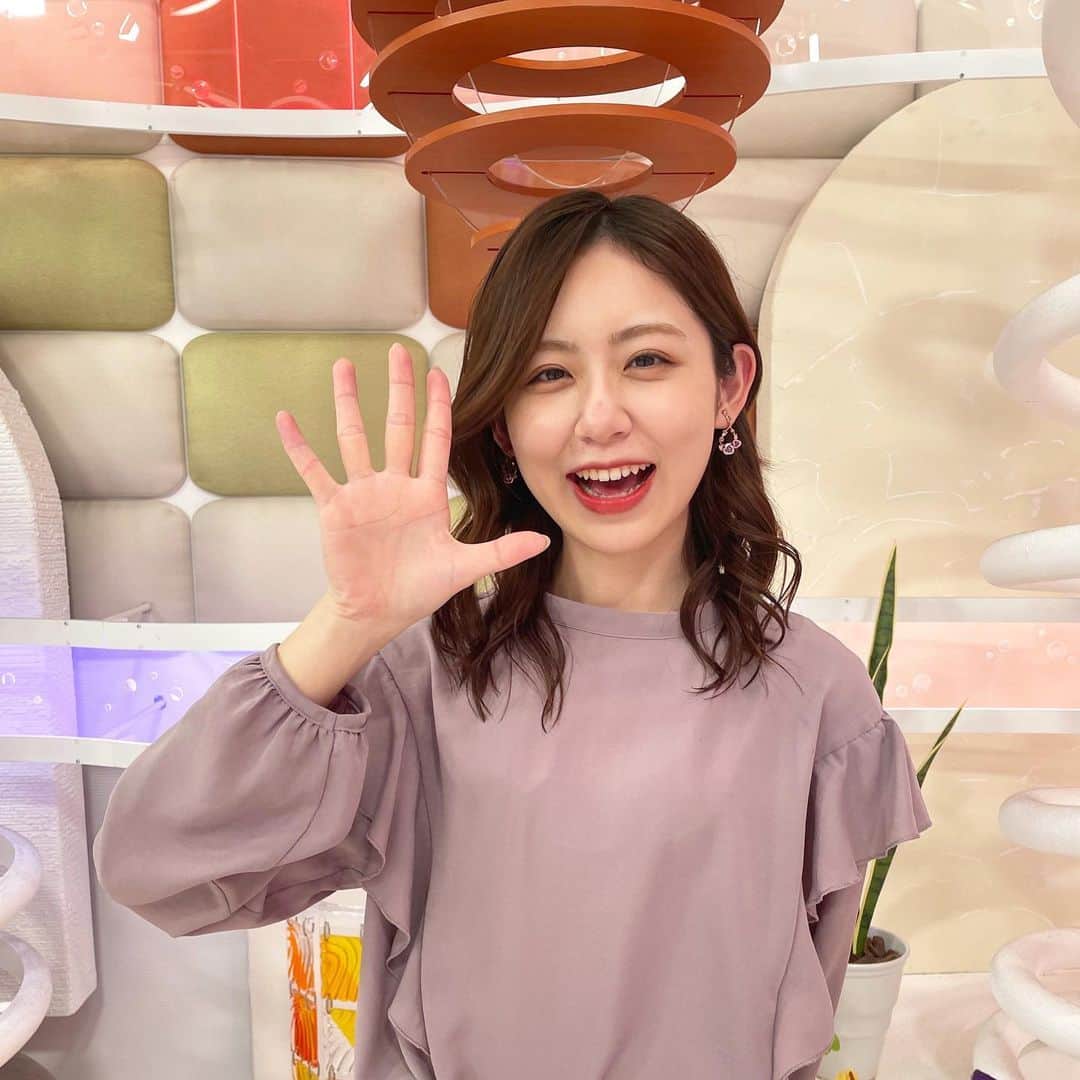 小山内鈴奈のインスタグラム：「今日はかなり久しぶりに めざましじゃんけんしました🖐  2枚目は誰の手でしょうか？🤭 当てたらスゴイ🏅  #めざましテレビ」