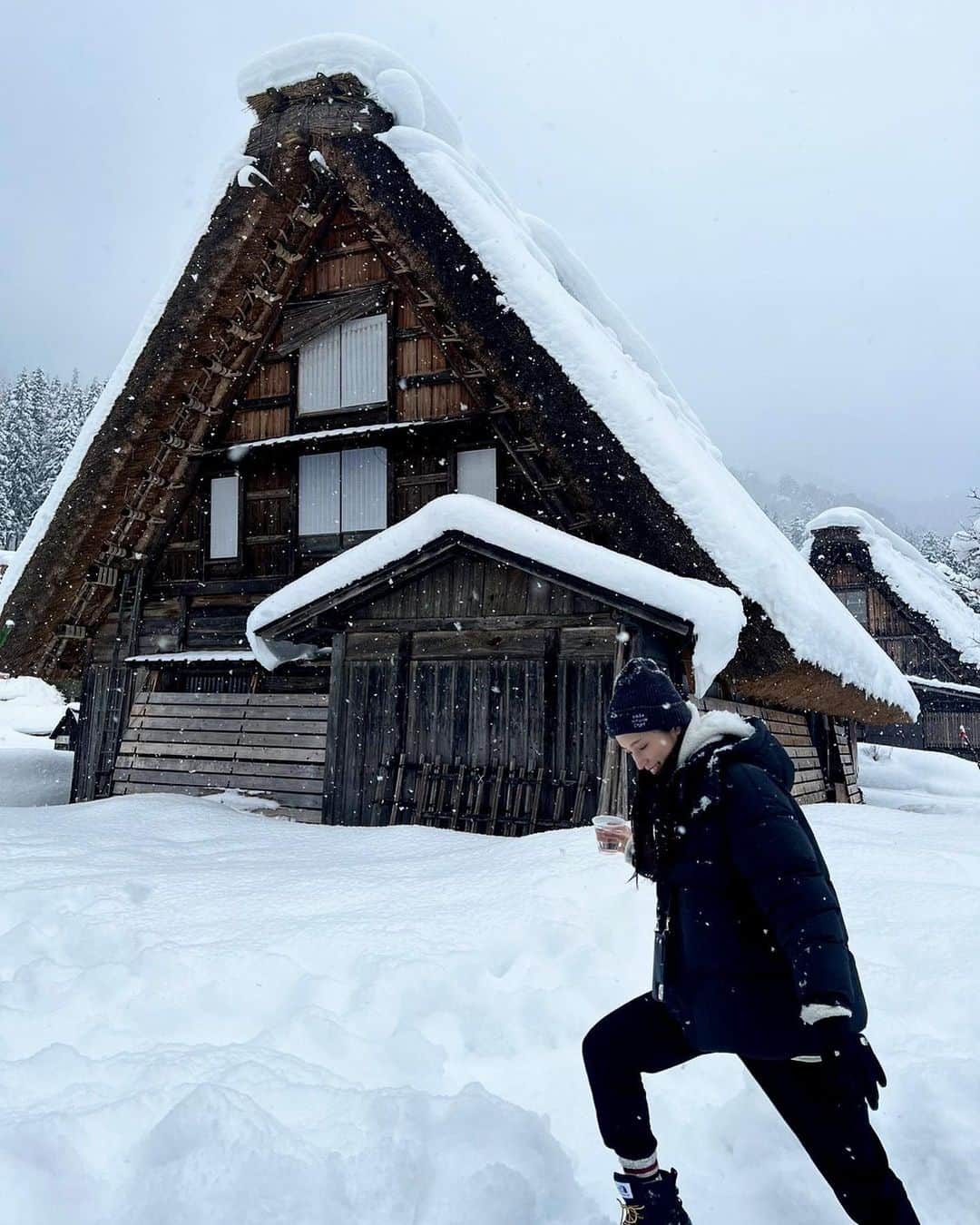 DJ MANAMI（松迫愛実）のインスタグラム：「日本の冬を楽しみに❄️ ⁡ ⁡ #白川郷」
