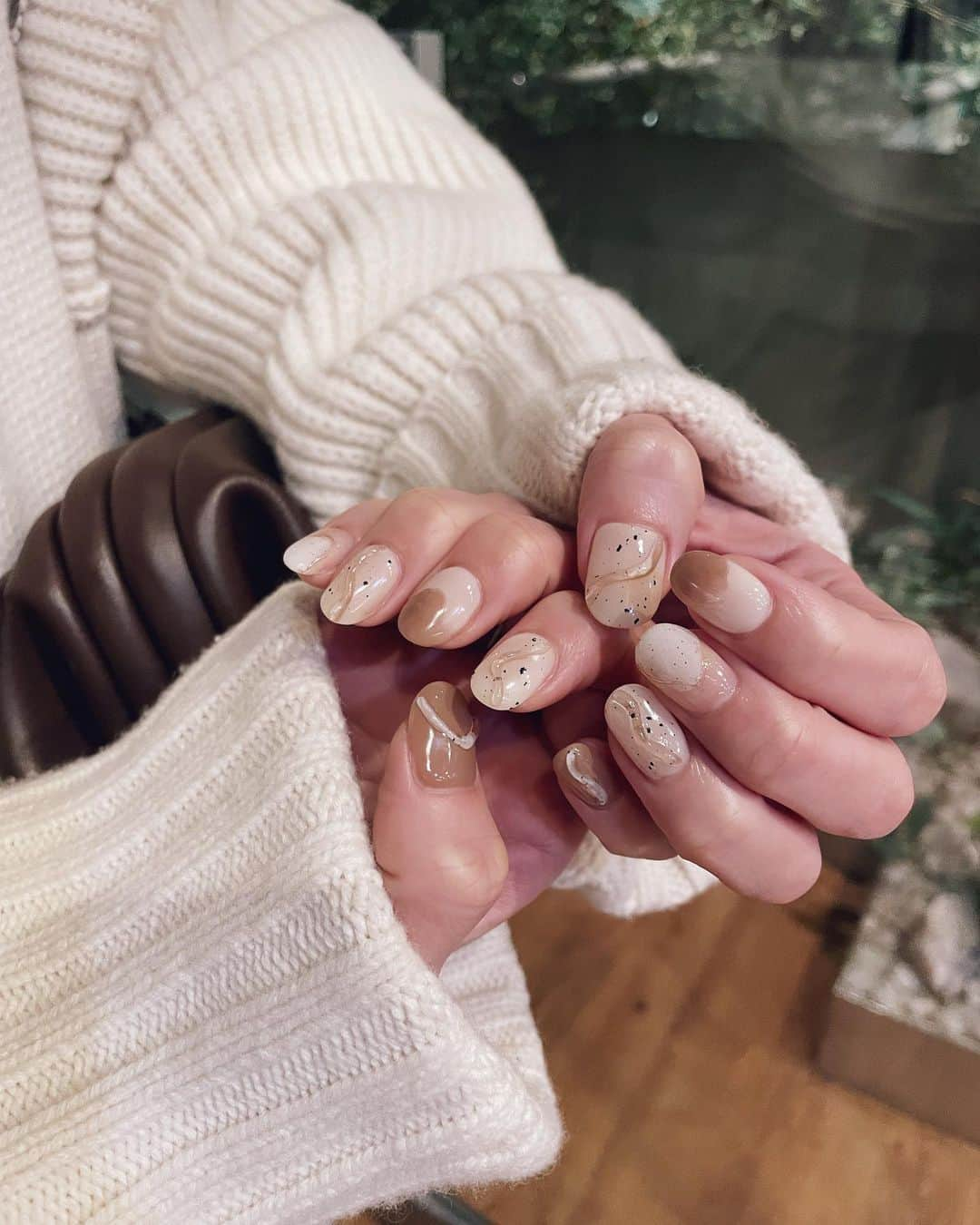 咲月美優さんのインスタグラム写真 - (咲月美優Instagram)「☽ . new nail🐮💭❕ 淡色うねうねꕀ . 2枚目は先月のnail このカラーも好評だった🎴⸝⸝⸝⸝ . . 💅 @epica_kanako  今年もかなこさんに おしゃれなnailおまかせします🫰🏻🤍 . . . #nail #nails #naildesign #ネイル #ネイルデザイン #冬ネイル #トレンドネイル #ニュアンスネイル #うねうねネイル #大人ネイル #スクエアネイル #おしゃれネイル #ネイルサロン大阪 #ニットコーデ  .」1月30日 17時18分 - s.miyutyyy