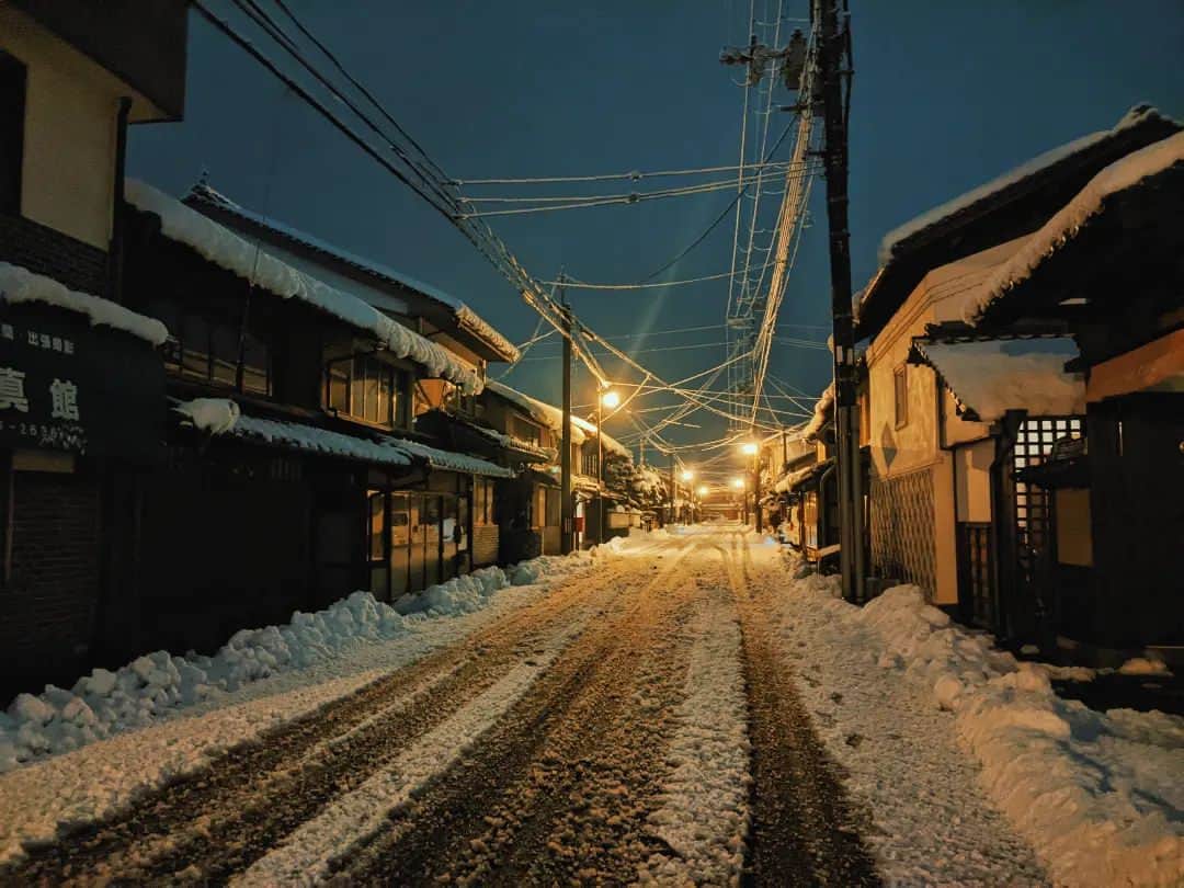 竹田城 城下町 ホテルEN（えん）のインスタグラム：「◆近頃の竹田◆ 12月に数日間降ったっきり、 めっきり積雪が見られなくなった竹田のまち。  このまま冬が終わるのかと思いきや 24日頃に遂にどかっと雪が積もりました🌨️  雪が積もった竹田のまちは、 真っ白な雪が反射することで 夜でも夜明け前のような明るさがあります。  古い町並みが残る竹田は雪がよく似合い、 その魅力を一層強く感じられます。  毎年雪が降ると、 お客様の中には 雪だるまを作ったり雪合戦をして 過ごされる方も…☃️  竹田城跡は2月末まで閉山期間ですが、 お部屋の中、そしてホテルの近くでの 過ごし方というのも沢山ございます。 ぜひ竹田のまちでの愉しみ方を 見つけてお帰りくださいませ✨  −−−−−−−−−−−−−−−−−−−−−−−−−−−−−− ▼ご予約・お問合せ VMG総合窓口（0120-210-289） 11:00-20:00 https://www.takedacastle.jp/ ※お部屋の確約は不可となっております。 可能な限りご用意させていただきますが、 予めご了承くださいませ。 −−−−−−−−−−−−−−−−−−−−−−−−−−−−−−」