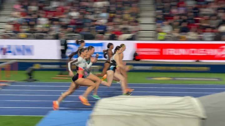 ミシェル・ジェネクのインスタグラム：「Snuck over to Europe for a quick indoor season. Pb of 7.99 for my first comp here in Düsseldorf! Lots of fun but can confirm this Aussie is not made for the cold 😂」