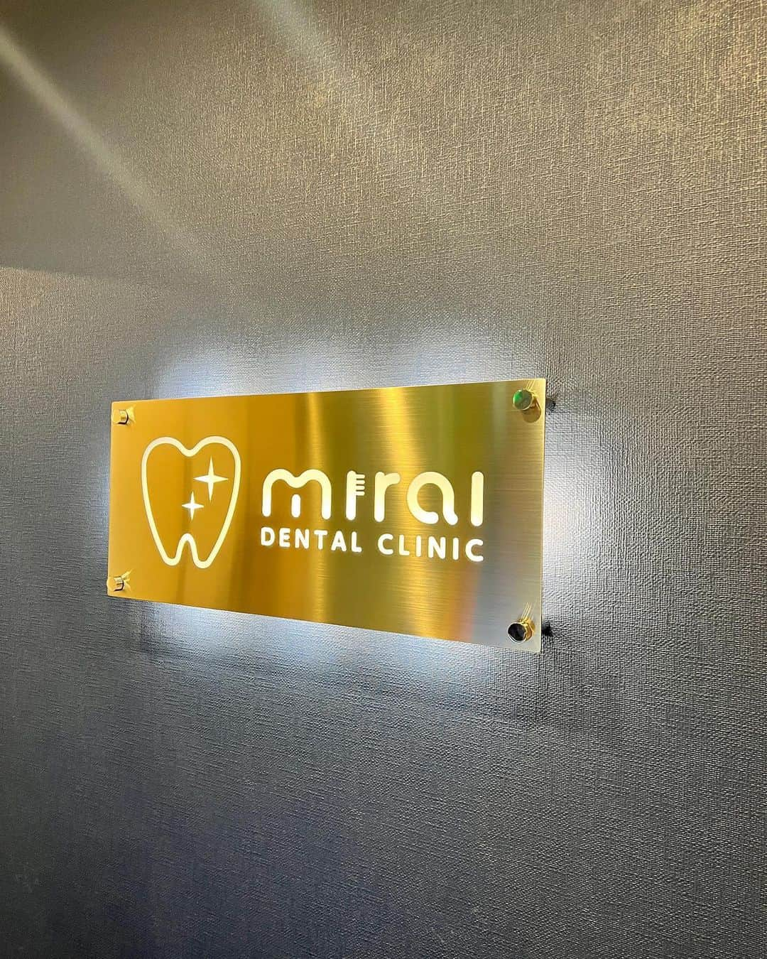 秋山未有さんのインスタグラム写真 - (秋山未有Instagram)「@mirai_dental_clinic さんで はじめてのオフィスホワイトニングを受けました🤍  １週間のうちに2回、1時間くらいの施術を受けるだけなのに めちゃくちゃ白くなってびっくりした！！✨ ミライさん曰く過去最高くらい白くなったみたいです😳😳😳  ビビりなせいで歯医者さんめちゃ苦手やったんやけど（笑） 説明も施術も丁寧で、 個人差はあるみたいだけど私はしみるも痛みもなかった🥹🙏  そんなに明るくないお店で、無加工の写真でもこの白さ…… リップの似合う色も増えるし、ホワイトニングして大正解💯  心斎橋駅から徒歩30秒の好立地で 通常2回【30,000円】のコースが、 【19,800円】になるキャンペーン中らしい🫢💜 (※フライヤーデータを見せるとさらに10%off)  ホワイトニング迷ってる人は ぜひ行ってみてねーー！！  私も @mirai_dental_clinic のスタッフさんの人柄が好きすぎて これからたくさん通います🤣❤️❤️  #ホワイトニング #ホワイトニング大阪 #医療ホワイトニング #オフィスホワイトニング #ミライデンタルクリニック #白い歯 #白い歯になりたい #美歯 #モデル #心斎橋 #心斎橋駅」1月30日 17時41分 - miyu_akiyama