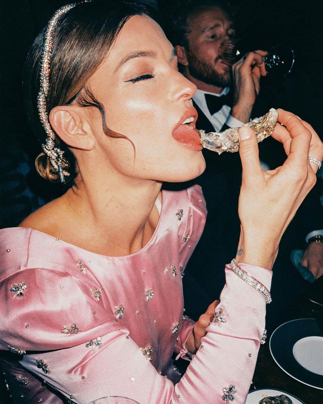 Hanneli Mustapartaのインスタグラム：「So very into oysters @ellenorge shot by @ignatwiig」
