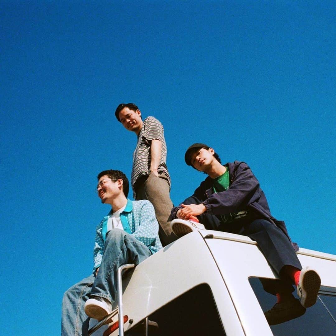 角舘健悟のインスタグラム：「3月1日に5th new e.p「A.Y.A e.p」をリリースします。  今回の作品は僕ら3人と友人でもあるミュージシャンたちで作り上げた、今の景色を彩った作品郡になっています。  今回の作曲方法はいつもとは少し工夫を加えた作曲になっていて、それぞれのメンバーが自然と鳴らすサウンドをインスピレーションの種に、小さな苗を3人で少しずつ伸ばしていき、芳醇な花を咲かせた。そういう作品になっています。(メンバーそれぞれの今の必殺技が炸裂してる。)  作品を作るプロセスであったり、そこから噴出する喜びの瞬間をそれぞれが経験していき、最後のジャケットには粕谷がEPを聞きながら作った切り絵になりました。  タイトルやジャケットから、 サウンドを想像してあと1ヶ月ほど(ちょい長い)お待ちください。  2023.3.1 Release 5th New E.P. 「A.Y.A e.p」  1.A.Y.A 2.Rain of Your Heart 3.Sora wo Tobu Yume(session) 4.Haru no Umi  それぞれの曲のBassistは  1.森夏彦(THE 2) 2.竹村郁弥(ぼんちゃん) 3.角舘健悟(僕) 4.田口恵人(LUCKY TAPES)  Pf 2. 櫻打泰平(Suchmos,賽)  素晴らしい演奏でまじで助かりました。 それでは、3.1までお楽しみに。 ツアーもみなさん遊びに来ておくれ。  それではまたすぐに会いましょう。 お元気で。  #yogeenewwaves」