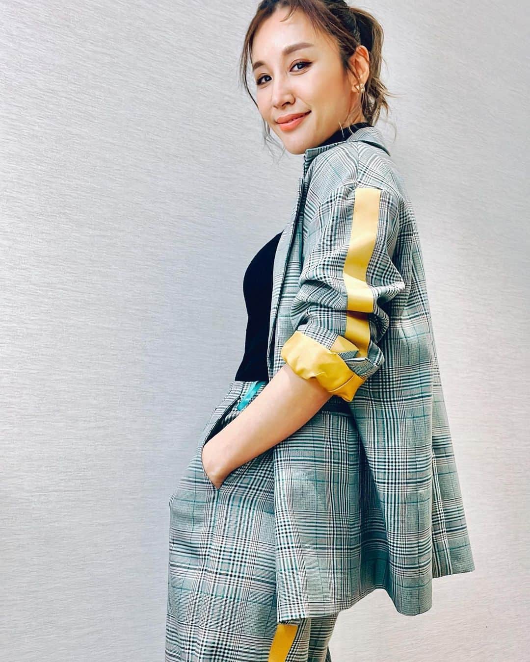 鈴木紗理奈のインスタグラム：「最近シャキッとするパンツスーツ多め。  職業柄スーツ着た人が周りに少ないせいか、めっちゃスーツフェチ。 なのでスーツ着た方々をお見かけできる 新幹線と飛行機はわたしの最高の萌えスポット。 特に空港でガラガラひいて歩いてる制服のパイロット集団はわたしにはステージの上のアイドル集団に見える😍  え、なんの話？笑  脱線したけどとにかくスーツが最高という 投稿  #みんなは何フェチ？」