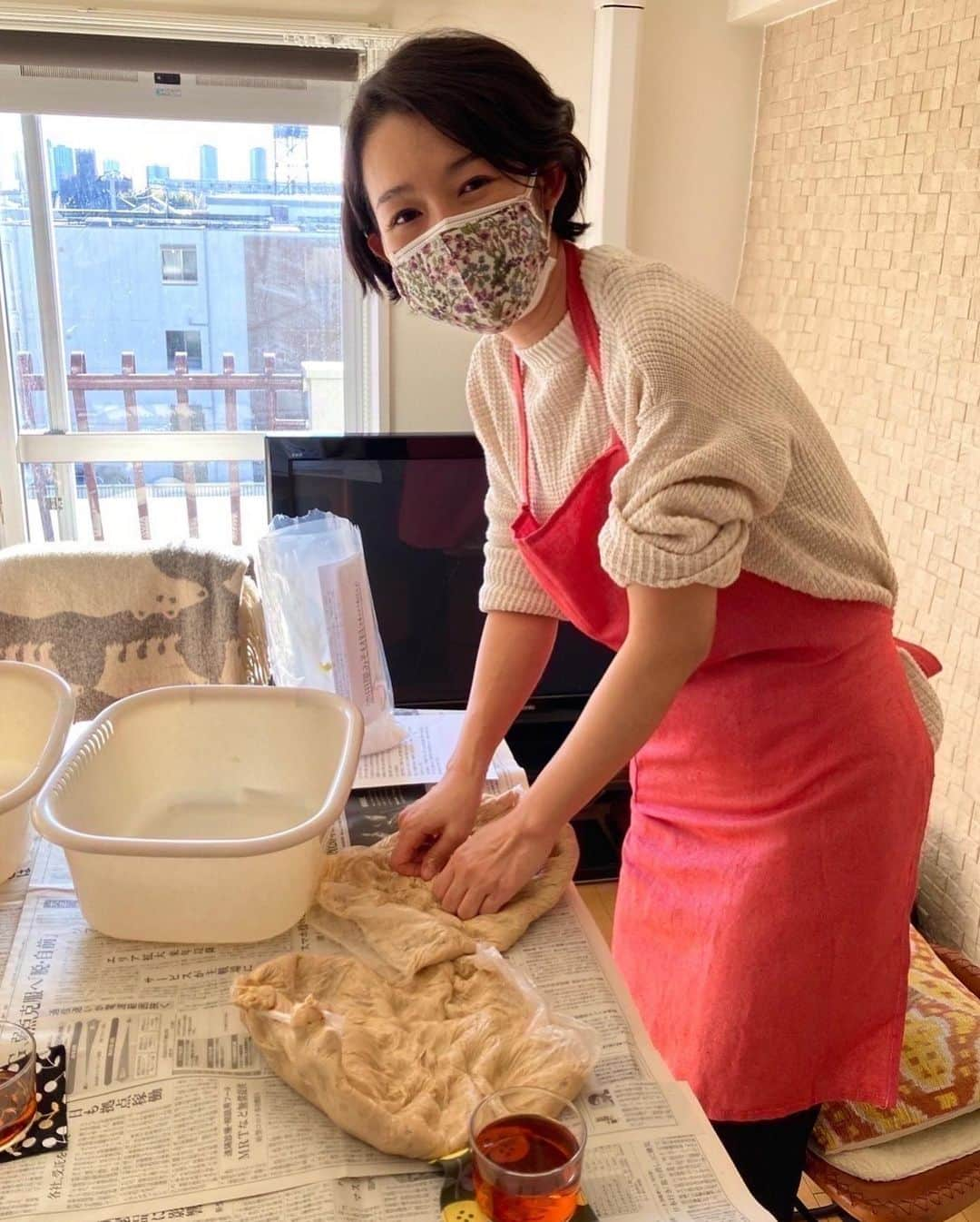 藤澤恵麻さんのインスタグラム写真 - (藤澤恵麻Instagram)「味噌作りワークショップに参加しました。お味噌を自分で手作りするのは初めて。  まず茹でた大豆を潰して、米麹と塩を混ぜ合わせ、潰した大豆と大豆の茹で汁も加えてよく混ぜます。 麹のひんやりした感触がとても気持ち良くて、気づくと夢中に。手で混ぜることで自分の常在菌と混ざり合い、それによってお味噌の味わいも変化するそうです。正に「手前味噌」  なるべく空気を抜くように保存袋に詰めて完成！ 4ヶ月ほど冷暗所で保存すると発酵が進み、美味しいお味噌ができるとのこと。 初めて仕込んだ自分のお味噌はどんな味だろう？ 完成が待ち遠しいです！  講習が終わり、先生に出していただいた自家製のりんご甘酒シャーベットと醤（ひしお）がとっても美味しくて身体に沁みました。  #恵麻 #ema #味噌作り #みそ仕込み #ワークショップ #お味噌 #手前味噌 #発酵 #発酵食品 #手作り #体験 #楽しい」1月30日 18時09分 - ema_fujisawa_official