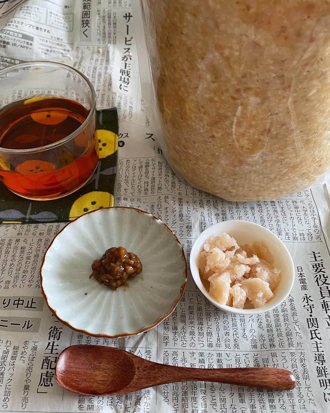 藤澤恵麻さんのインスタグラム写真 - (藤澤恵麻Instagram)「味噌作りワークショップに参加しました。お味噌を自分で手作りするのは初めて。  まず茹でた大豆を潰して、米麹と塩を混ぜ合わせ、潰した大豆と大豆の茹で汁も加えてよく混ぜます。 麹のひんやりした感触がとても気持ち良くて、気づくと夢中に。手で混ぜることで自分の常在菌と混ざり合い、それによってお味噌の味わいも変化するそうです。正に「手前味噌」  なるべく空気を抜くように保存袋に詰めて完成！ 4ヶ月ほど冷暗所で保存すると発酵が進み、美味しいお味噌ができるとのこと。 初めて仕込んだ自分のお味噌はどんな味だろう？ 完成が待ち遠しいです！  講習が終わり、先生に出していただいた自家製のりんご甘酒シャーベットと醤（ひしお）がとっても美味しくて身体に沁みました。  #恵麻 #ema #味噌作り #みそ仕込み #ワークショップ #お味噌 #手前味噌 #発酵 #発酵食品 #手作り #体験 #楽しい」1月30日 18時09分 - ema_fujisawa_official