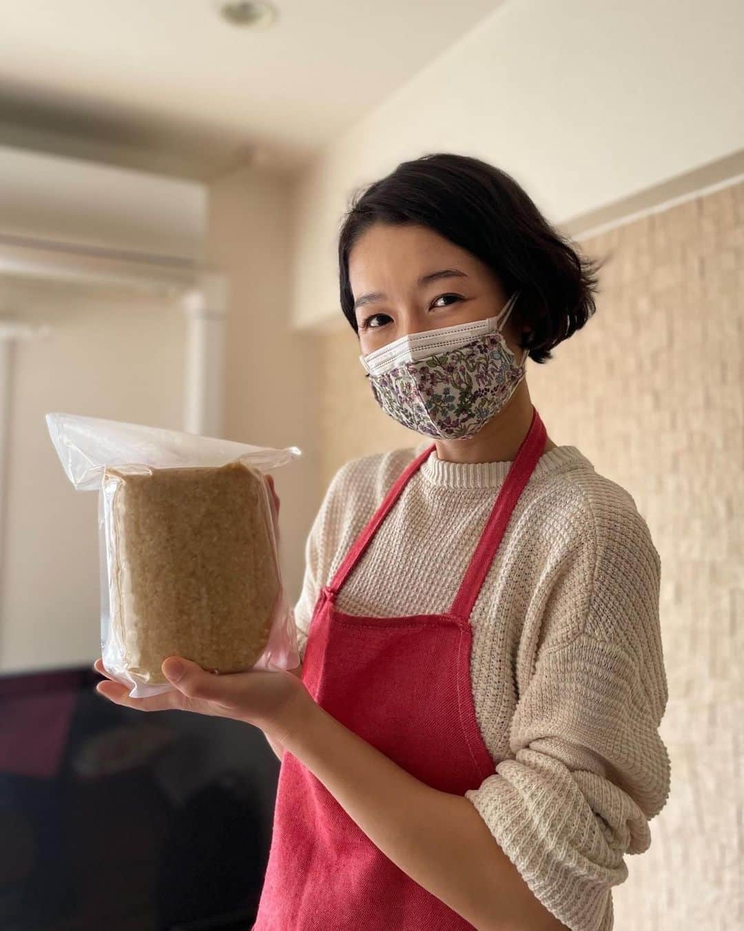 藤澤恵麻さんのインスタグラム写真 - (藤澤恵麻Instagram)「味噌作りワークショップに参加しました。お味噌を自分で手作りするのは初めて。  まず茹でた大豆を潰して、米麹と塩を混ぜ合わせ、潰した大豆と大豆の茹で汁も加えてよく混ぜます。 麹のひんやりした感触がとても気持ち良くて、気づくと夢中に。手で混ぜることで自分の常在菌と混ざり合い、それによってお味噌の味わいも変化するそうです。正に「手前味噌」  なるべく空気を抜くように保存袋に詰めて完成！ 4ヶ月ほど冷暗所で保存すると発酵が進み、美味しいお味噌ができるとのこと。 初めて仕込んだ自分のお味噌はどんな味だろう？ 完成が待ち遠しいです！  講習が終わり、先生に出していただいた自家製のりんご甘酒シャーベットと醤（ひしお）がとっても美味しくて身体に沁みました。  #恵麻 #ema #味噌作り #みそ仕込み #ワークショップ #お味噌 #手前味噌 #発酵 #発酵食品 #手作り #体験 #楽しい」1月30日 18時09分 - ema_fujisawa_official