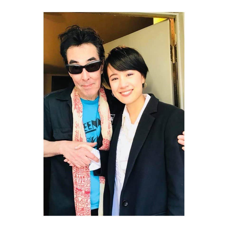 石橋静河のインスタグラム：「☮️  NHK福岡のドラマ 「You May Dream」 でシーナさんを演じさせていただいた。 放送前のイベントでシナロケのバンドの皆さんとYOU MAY DREAMを歌わせてもらった。鮎川さんは優しくて、音楽そのもののような方だった。 歌い終わった後、なぜか涙が止まらなかった。 忘れられない時間でした。  ご冥福をお祈りします。 Rest in Rock ‘n’ Roll」