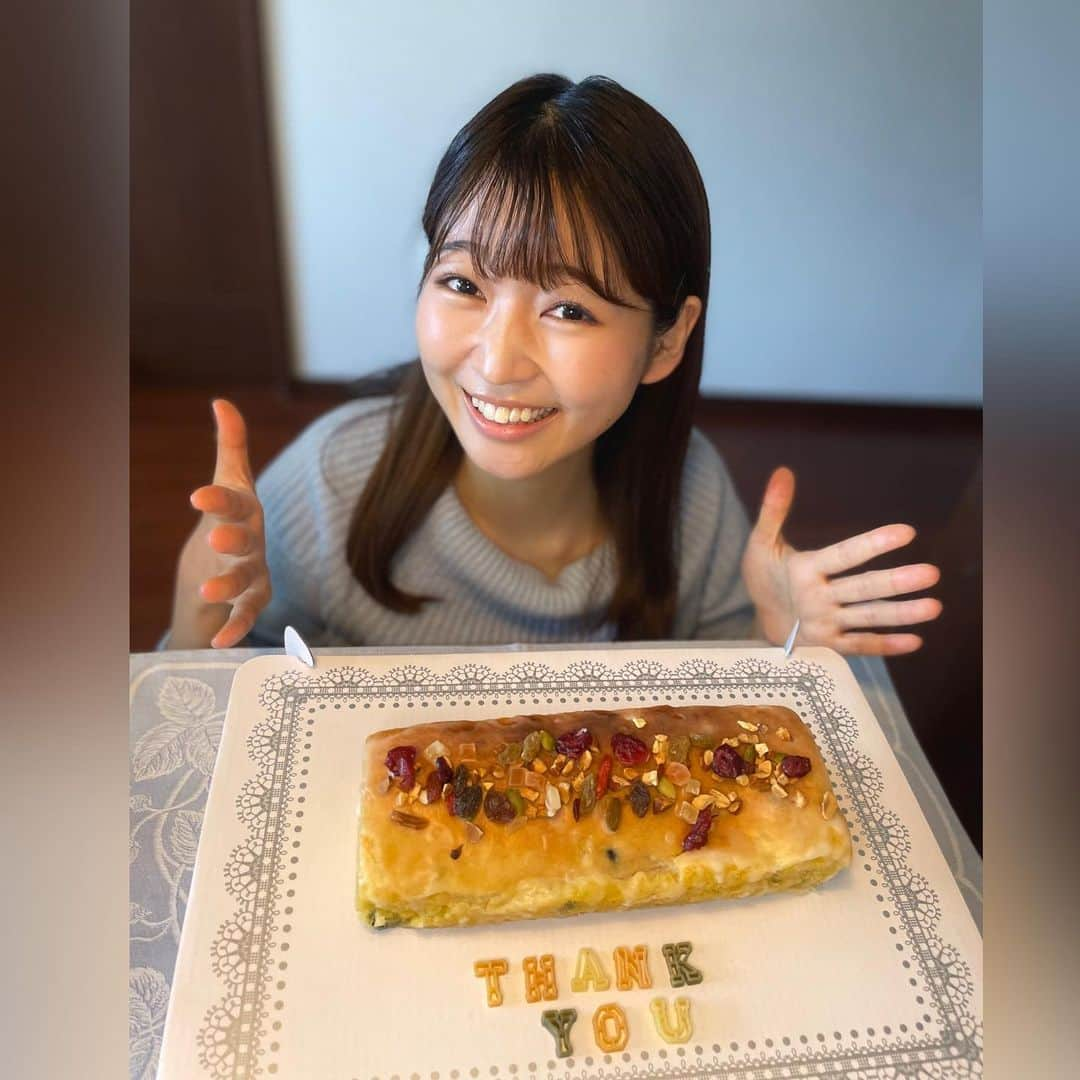 山下佳織のインスタグラム：「いつもありがとうございます🙇‍♀️  22歳になりました これからもよろしくお願いします☺️  山下家の誕生日は"両親におもてなしDAY"なので  今年は さつまいもと黒豆のパウンドケーキを作って感謝を伝えました🍰🍠  あ、おいしいじゃん！ とのことです笑🙌  #22nd #thankyou  #パウンドケーキ #さつまいも #黒豆」