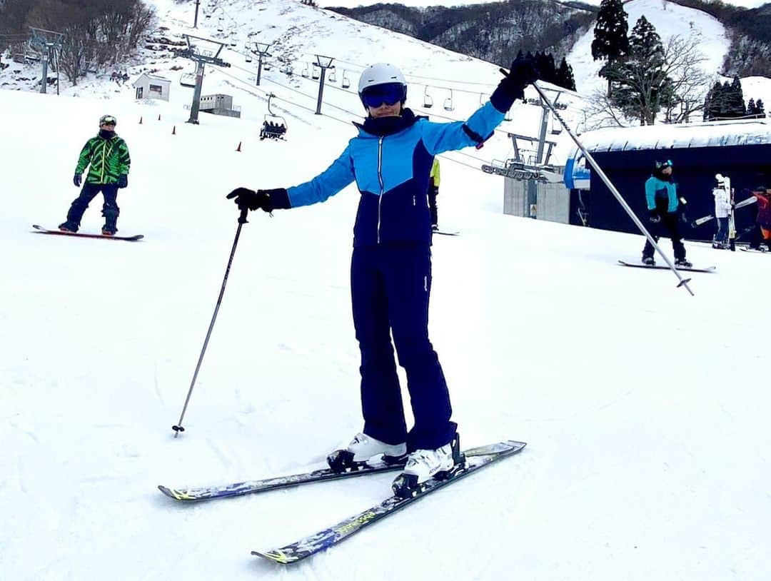 北村響さんのインスタグラム写真 - (北村響Instagram)「今年のオフシーズンは スキーのおかげで足は一回り大きくなった気がします😂 1月はすごく楽しい時間を過ごせてよかったです！ もう2月に入るのでしっかり調整して 3月からの試合に向けて猛チャージします😁💪  #スキー #白馬 #長野 #ウィンタースポーツ #筋トレ #トレーニング #プロゴルファー」1月30日 18時50分 - k.bikistagram