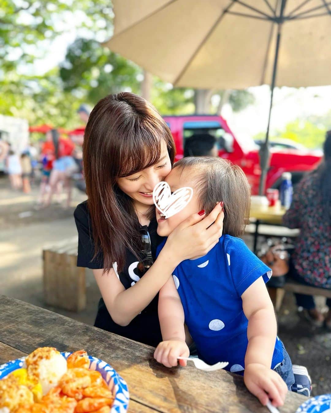 小林真由のインスタグラム：「愛おしい..👦🏻 すんごい愛情表現を毎日ありがとう♡ ⁡ ⁡ ハワイ日記。 Haleiwa→North Shore 子供にはヒットしないジョバンニのガーリックシュリンプ🦐を付き合ってもらって、アリービーチへ。 ウミガメいないかなぁと見渡してたら足元にいて子供達も興奮！ 昼寝後だったのもあり、2人とも固まってた..笑 ⁡ ⁡ 6枚目は忘れてきた水着を買いに行ったハレイワでも踊ってた娘。 気づけば人が集まって、最後には少し上のお姉さんとも一緒に踊ってほっこりな時間でした👙 ⁡ ⁡ ⁡ #ファッション #コーデ #ママコーデ #女の子ママ #男の子ママ #ママライフ #コーディネート #４歳 #２歳 #ベビー #二人育児 #子連れ旅行 #旅行 #ハワイ旅行 #ハワイ #ノースショア #ハレイワ #ジョバンニ #ガーリックシュリンプ #northshore #haleiwa」