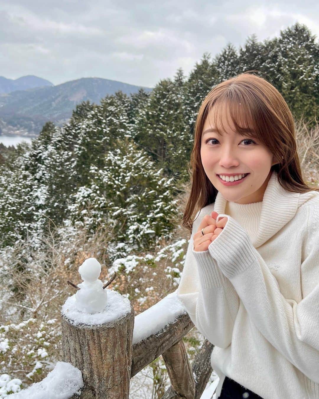 澤井志帆のインスタグラム：「.2023.1.30⛄️ ⁡ 箱根方面にお出かけして出会った雪景色❄️ 静岡に住んでいると雪が積もっているのを見る機会が中々ないのでちょっと興奮しました！ 指が凍りそうになりながら作ったミニ雪だるま可愛い🫶🏻🤍 ⁡ それにしても当時は、気温0度の中よくアウターも着ずに遊んでたなぁ…😮 ⁡ ⁡  #DaiichiTV#アナウンサー#箱根#箱根観光#道の駅#箱根峠#雪景色」