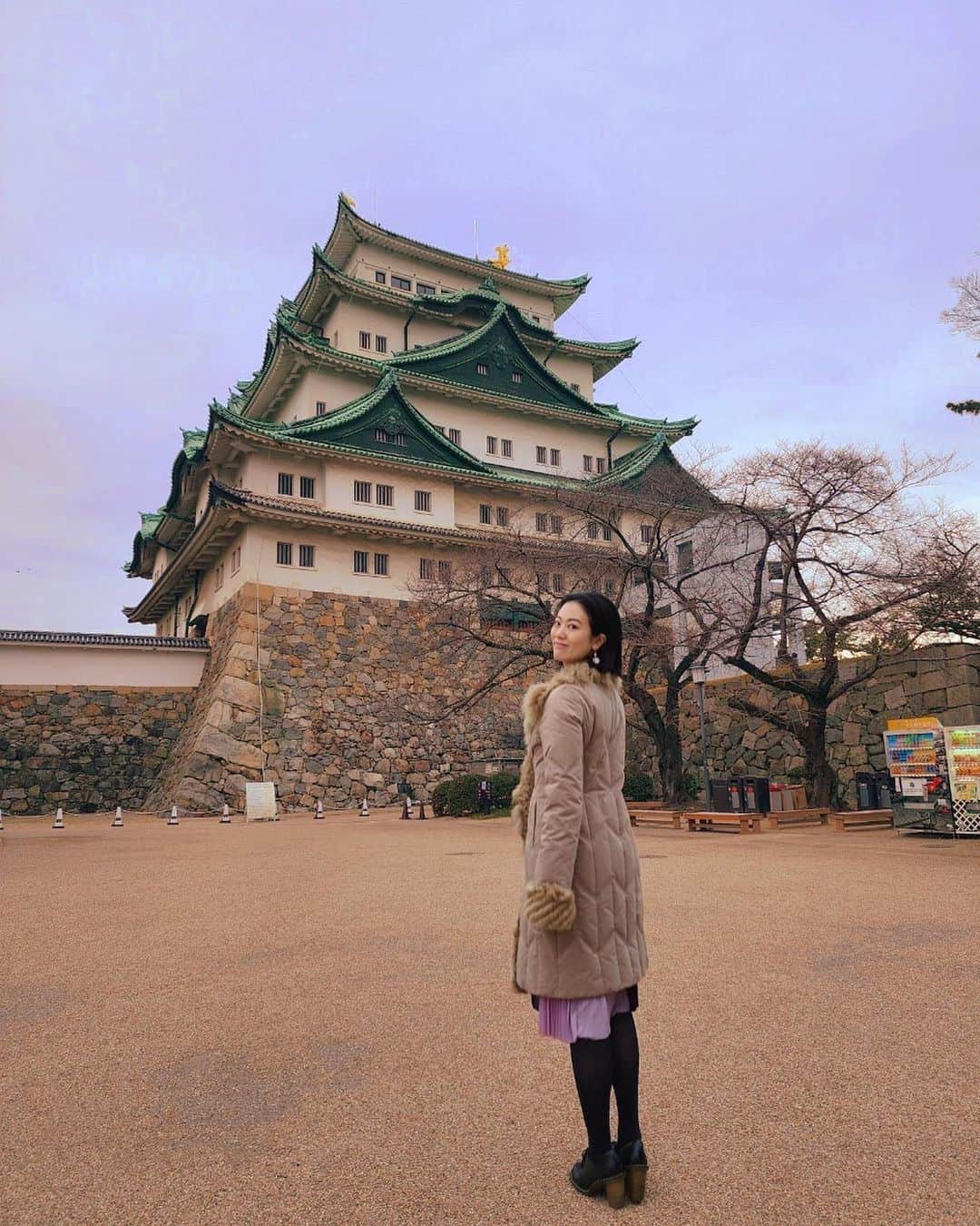 煌月爽矢のインスタグラム：「久違地去名古屋😊 ⁡ 現在可以參觀【本丸御殿】✨✨ 名古屋城堡是在江川時代，由徳川家康命令蓋的。 很可惜，名古屋城堡是在第二次世界大戰的時候燒掉了。所以現在的建築都是重建復原的。 ⁡ 本丸御殿是當時的愛知尾張地位最高的人住的地方。牆壁都是用金箔做的（現在的樣子都也是重建復原） 雖然裝潢很氣派，但你們有沒有發現其實房間裡沒有裝飾？？只有Tatami。只有空間。 這就是日本人的概念，只有空間是最美的。 ⁡ 以前看了城堡，我沒有特別的感覺。不過現在可以邊看城堡邊感到歷史的浪漫。 ⁡ ⁡ ⁡ 久しぶりの名古屋城🏯 本丸御殿の復元も素晴らしかった！ こんな金に囲まれての生活……当時を想像するとロマンがある😄 私、青森以外の全ての都道府県に行った事があり、その土地土地のタクシーの運転手さんから何となく“ご当地の気質”が伺える気がしているのですが、名古屋は【地元愛が強い】印象です😊 県外からの人とわかると、名古屋のここが良いよ！ここが素敵だよ、美味しいよ！等々皆さん教えて下さる✨ 今回も良い名古屋ステイでした😝 ⁡ #名古屋 #愛知県 #名古屋不是縣喔 #它是愛知縣的一個城市」