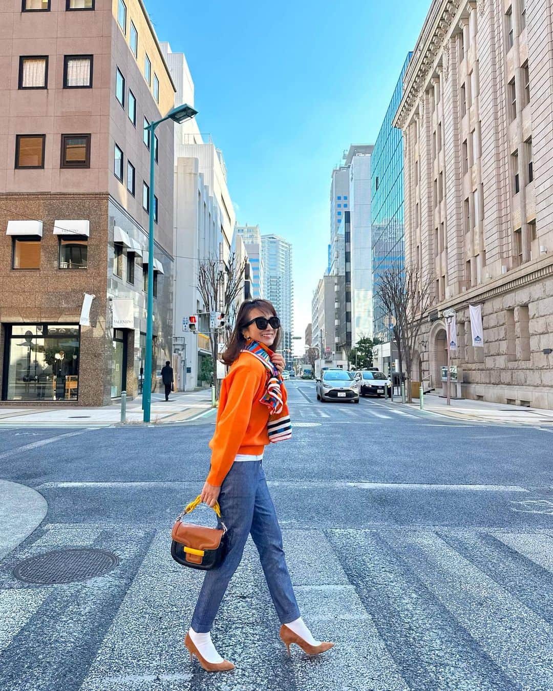 Mai Wakimizuのインスタグラム：「1つ前の投稿でご紹介しているカラープルオーバー。ベーシックカラーも外せないけどとりあえず欲しかったのがこのビビッドなorange!!ポジティブ元気でもあり温かみもあるカラー♡どれだけ離れててもすぐに見つけてもらえます。笑 私このプルオーバー3色狙ってて(笑)、oranege.grayと後もう1色を悩んでる。皆大好きアモッサ素材、絶妙な張り感と柔らかさが魅力的♡ tops:#linkable @linkable_official(今週2日発売予定) pants:#linkable @linkable_official(来週9日発売予定)」