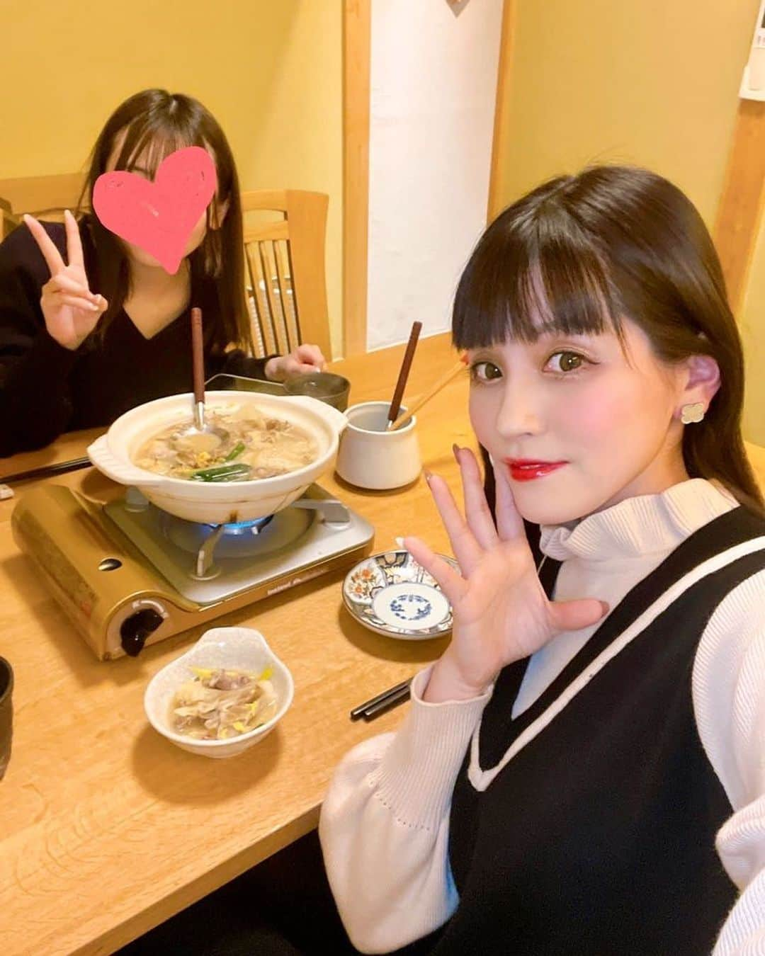 まろかのインスタグラム：「先日は . ぉ仕事帰りに 御無沙汰だったちなみちゃんと2人でdinner 👠  11/16 OPEN 👏🏻🎊 🍒  焼鳥と水炊き 櫛田 🍒 様  ✨ 1日1組限定のコース ✨ を頂きました 🍻🥰  料理もボリュームが凄いあって美味しくて 、満足 ☺️💓 鶏の希少部位の贅沢水炊きでヤバすぎた 🥶💖  完全個室のプライベート空間でオススメ ❣️  みんなも是非 、行ってみてね (∩´∀`∩)💕  ⭐️ https://tabelog.com/tokyo/A1303/A130302/13276164/ ⭐️  #まろか #拡散希望  PR @kushida__official  #焼き鳥と水炊き櫛田 #渋谷グルメ #恵比寿 #焼き鳥 #水炊き #恵比寿グルメ #記念日 #女子会  #ましゅまろ #グラビアアイドル #グラドル #カウンセラー #アイドル #モデル #follow #followme #instagood #photo #selfie #girl #me #gravure #idol #model #sexy #style #japan #tokyo」