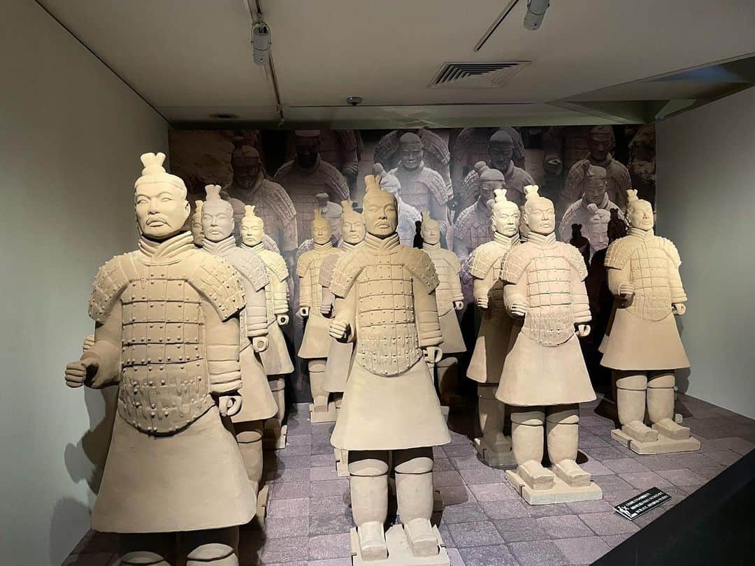 山口雅史のインスタグラム：「先日、上野の森美術館に「兵馬俑と古代中国」に行ってきました！人が多くて入るのに大変でしたが、初めて見ました！面白かったです。 ちなみに2枚目は なんとなく、 堀内孝雄に似てる兵馬俑（笑）」