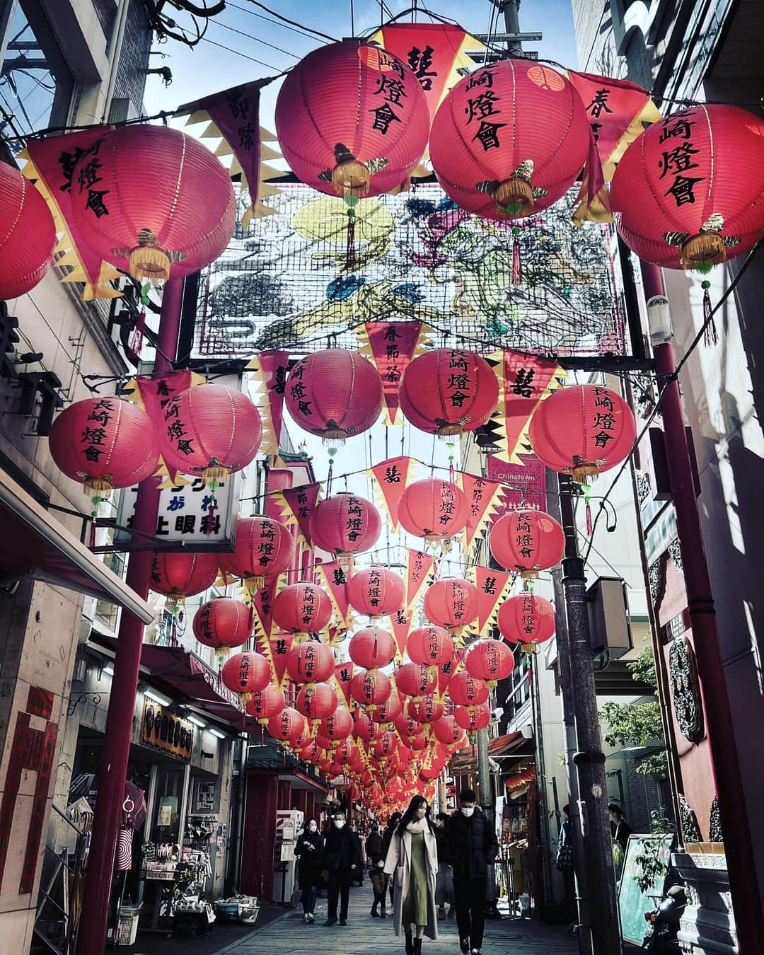 Akiのインスタグラム：「. 🏮🏮🚶‍♂️🚶‍♀️ (Nagasaki) iPhone13pro #nagasaki2023 #nagasaki #nagasakilovers #nagasaki365 #nagasakigram #nagasakicity #shotoniphone13pro #shotoniphone . #team_jp_モノクロ #inspirationcultmag ＿＿＿＿＿＿＿＿＿＿＿＿＿＿＿＿＿＿＿＿＿＿＿＿＿  #__bnwart__ #flair_bw #東京カメラ部 #大阪万博2025 #photo_shorttrip #genic_mag #tokyocameraclub #team_jp_」