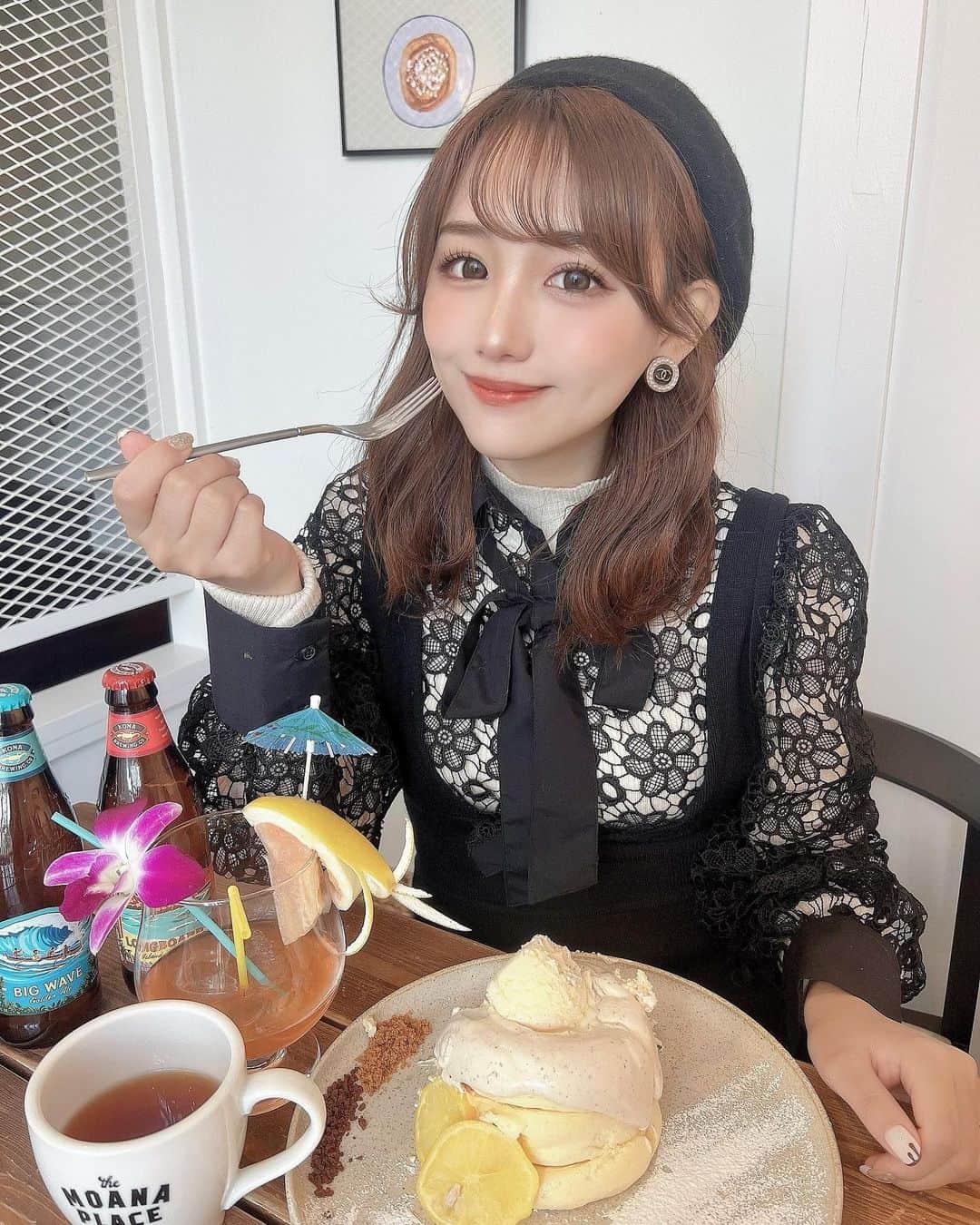 のインスタグラム：「⋆  今日はランチで @the_moana_place さんへ行ってきました♡  パンケーキがとってもおいしそうで ずっと気になってたんです☺️  店内もおしゃれでハワイアンな雰囲気が素敵だった〜🌺  メニューも豊富だったよん❤︎  私は名物のオムロコと、パスタ、 そして紅茶のパンケーキを頼んでシェアしました😋  このオムロコ、インスタで見てずっと気になってたんだけど、 見た目も映えるし味も美味しいしで 最高でした🙏🏻 濃厚なデミグラスソースにハンバーグ、オムレツが乗ってて、 進化版ロコモコでした🍖 オムレツの中には卵黄が入ってて、ナイフを入れるととろとろ卵が溢れてきます♡  そして、パスタにもハンバーグと半熟卵が乗っていて とっても美味しかったです♡ こちらはディナーで食べれるみたいです𓌉◯𓇋  そして、何と言ってもプルプルなパンケーキ！🥞 めっちゃ美味しかった〜 モーニングセットだとお得になるみたい🥹  また行きたい😌🤍  #カフェ #カフェ巡り #カフェスタグラム  #カフェご飯  #グルメ #名古屋グルメ #名駅グルメ #名古屋ランチ #名古屋ディナー #名古屋カフェ #名古屋駅グルメ #名古屋テイクアウト #愛知県 #名古屋 # #愛知ランチ #八事ランチ #パンケーキ #ハワイアンカフェ #ハワイ」