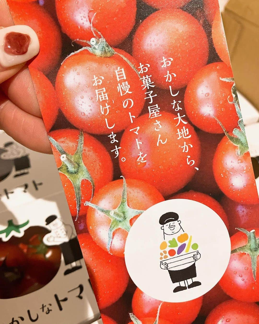 浅野祥代さんのインスタグラム写真 - (浅野祥代Instagram)「かおちゃんがトマト送ってくれた🍅🤍 高校生の時に出会った大親友🐥🐥 たくさん一緒に楽しい事して、たくさん一緒にグミたべた🧸笑  何かあれば自分の事のように喜んでくれて、泣いてくれる。 ながーい付き合いだけど、今も昔も変わらずそんな人がいてくれるのは幸せ😊  ダチョウみたいな走り方って笑ってごめんね。 オカメインコに似てるって散々言われたこと忘れないわよ🐤  トマト食べるの楽しみだな〜！ たくさんもらったから、明日職場に持って行こう🍅🤍🤍🤍  かおちゃんありがとう😊  #恵那山ファーム #トマト #🍅 #フルーツトマト #恵那川上屋」1月30日 19時29分 - sakiyo.a526