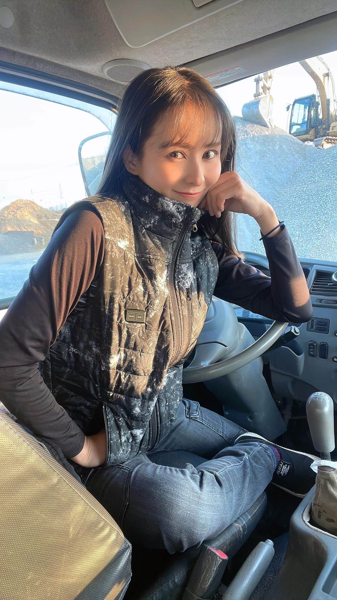 古澤未来のインスタグラム：「寒波の寒さを耐え抜け！パワーアップした @zdragon_workwear の電熱ベストで真冬の朝晩も乗り越えられちゃう♡#ZDRAGON #愛車語り をつけて あなたの愛車ストーリーを投稿すると人気アイテムが当たるかも！ #ダンプ運転手 #ガテン系女子 #作業着女子 #現場女子 #zdragon_pr」