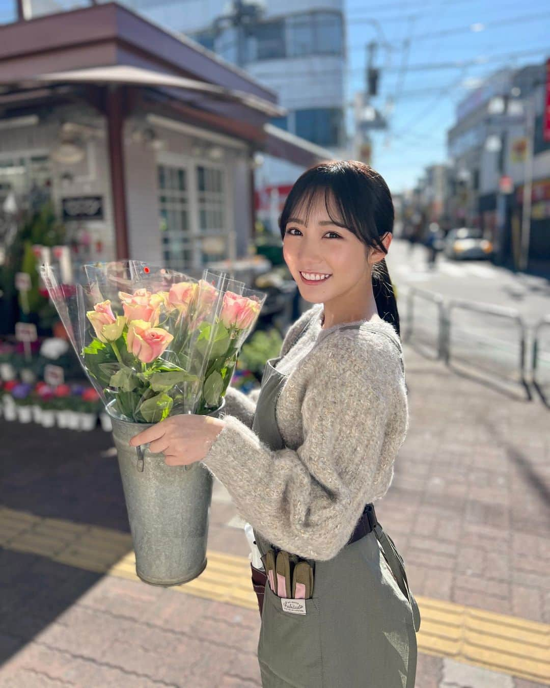 横野すみれさんのインスタグラム写真 - (横野すみれInstagram)「🌷🌸🌼🌻🏵 ⁡ ⁡ ⁡ 本日1月30日(月)発売の「月刊エンタメ3・4月合併号」にてゼロイチバイト.comの連載に掲載していただいてます💡 ⁡ ⁡ なんと…！私がお花屋さんの店員さんになっちゃいました！🌷 ⁡ お花屋さんで働く私と、お部屋でリラックスしてる私のギャップを楽しんでほしいです☺️ ⁡ ⁡ #月刊エンタメ #ゼロイチバイト #お花屋さん #flowershop #バイト仲間 #🌷」1月30日 19時41分 - yokono_sumire