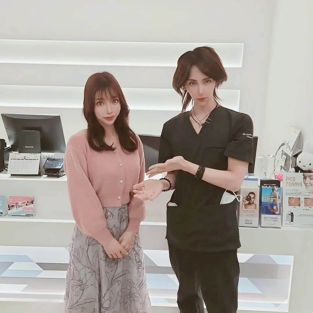 桜井彩のインスタグラム：「今年もたいせい先生 @dr.taisei に、リフトアップ施術のzero-DT転生リフトとボトックスをやってもらいました！  痛みが不安でしたが、施術中に何度も痛みを確認しながらスムーズに施術をしてくださったので、局所麻酔だけで無事に終えられました(⁠*⁠˘⁠︶⁠˘⁠*⁠)⁠.⁠｡⁠*⁠♡  とても自然な仕上がりで大満足です✨  たいせい先生は、ご自身が美容医療を沢山受けているので、他の先生が気付かない細かい所まで気を配ってくださり、説得力や安心感があります(⁠◍⁠•⁠ᴗ⁠•⁠◍⁠)⁠✧⁠*⁠。  またよろしくお願いします♥  #アンチエイジング #リフトアップ #糸リフト #小顔 #美容」
