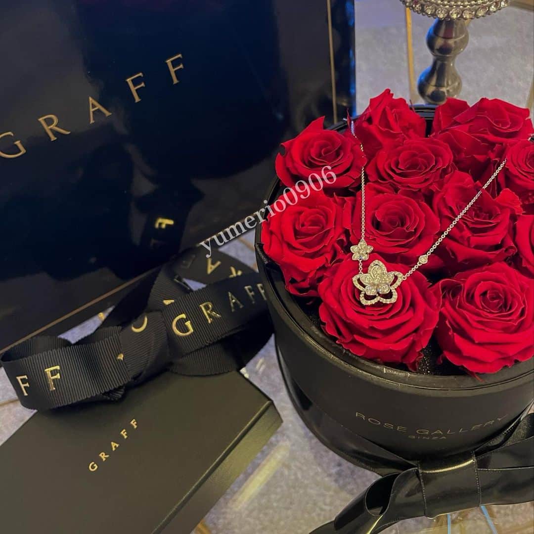 夢咲りおなのインスタグラム：「今更投稿ですがファーストグラフ💎🌹 かわいい…  #graff#diamond」