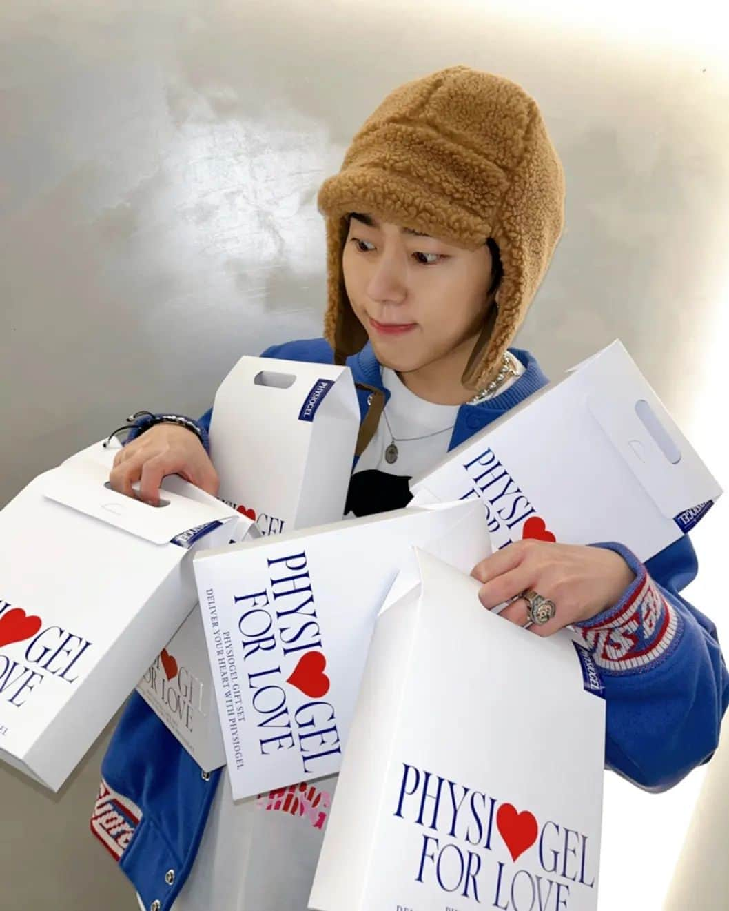 ジコさんのインスタグラム写真 - (ジコInstagram)「Too many gifts, but it's not so heavy 💙❤   #피지오겔 #발렌타인  @physiogel_korea」1月30日 19時44分 - woozico0914