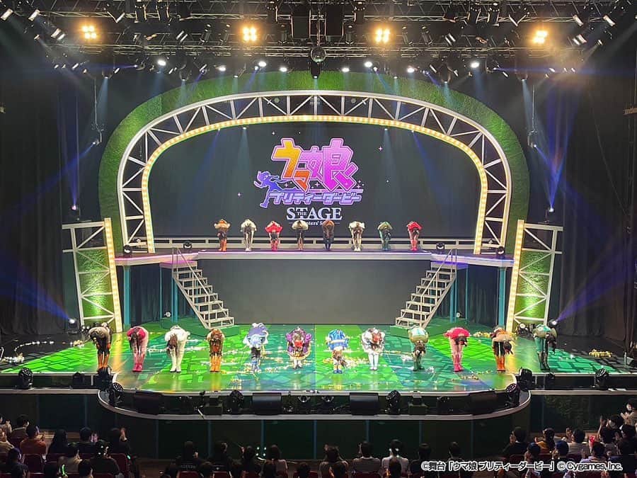 のインスタグラム：「. 舞台「ウマ娘 プリティーダービー」～Sprinters' Story～ 全公演終了しました。 初日を迎えてすぐに公演中止になってしまい、そこから最後の3日だけでも駆け抜けることが出来たのは 本当に"奇跡"だと思っています。 各所でもお話しさせていただいていますが 素敵なスタッフさんのおかげで完成した というか、スタッフの皆さんがいなければ 確実にこんなに良い作品には仕上がらなかったと言っても過言ではありません。 どの作品でもスタッフさんの力の偉大さは痛感しますが 私自身、心強さだったり 安心感をここまでもらえた作品、 きっと一生忘れないと思います。 ここからは自分の話を少しだけさせてください。 ゲネプロから初日にかけて声が突然出なくなってしまって かろうじてミラクルのトーンであれば声が出る。 そんな状態でした。 なので声量もいつもの半分にしたり、歌い方も変えたりしてかなり調節していたので 音響さんに沢山助けてもらい… 千秋楽では元通り歌が歌えて 昨日は走れるようになったケイエスミラクルの気持ちに より一層寄り添えた気がしています。 配信はまだアーカイブもありますので是非！ それでは私は、次のステージへ💨 誠にありがとうございました！ ケイエスミラクル/佐藤日向 #ウマ娘 #舞台ウマ娘 #ケイエスミラクル」